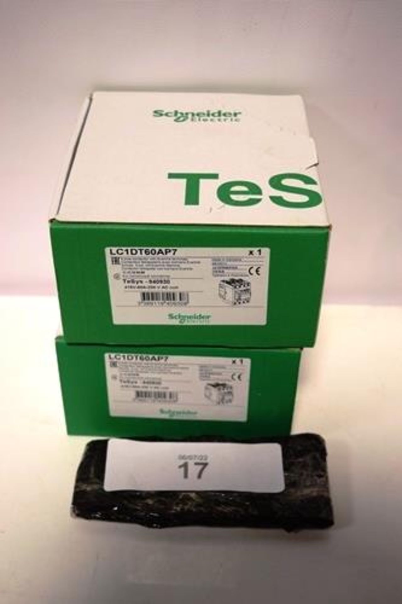 2 x Schneider 4 pole contactor with Everlink terminals, model LC1DT60AP7 - New in box (SW8)