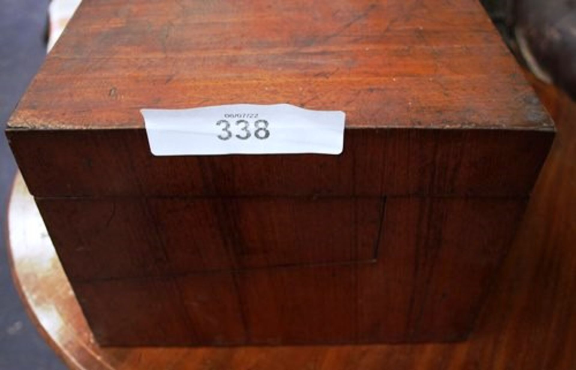 1 x mahogany tabletop desk, 46cm(W) x 28.5cm(D) x 20cm(H) - Second-hand, restoration project (cabs - Image 2 of 5