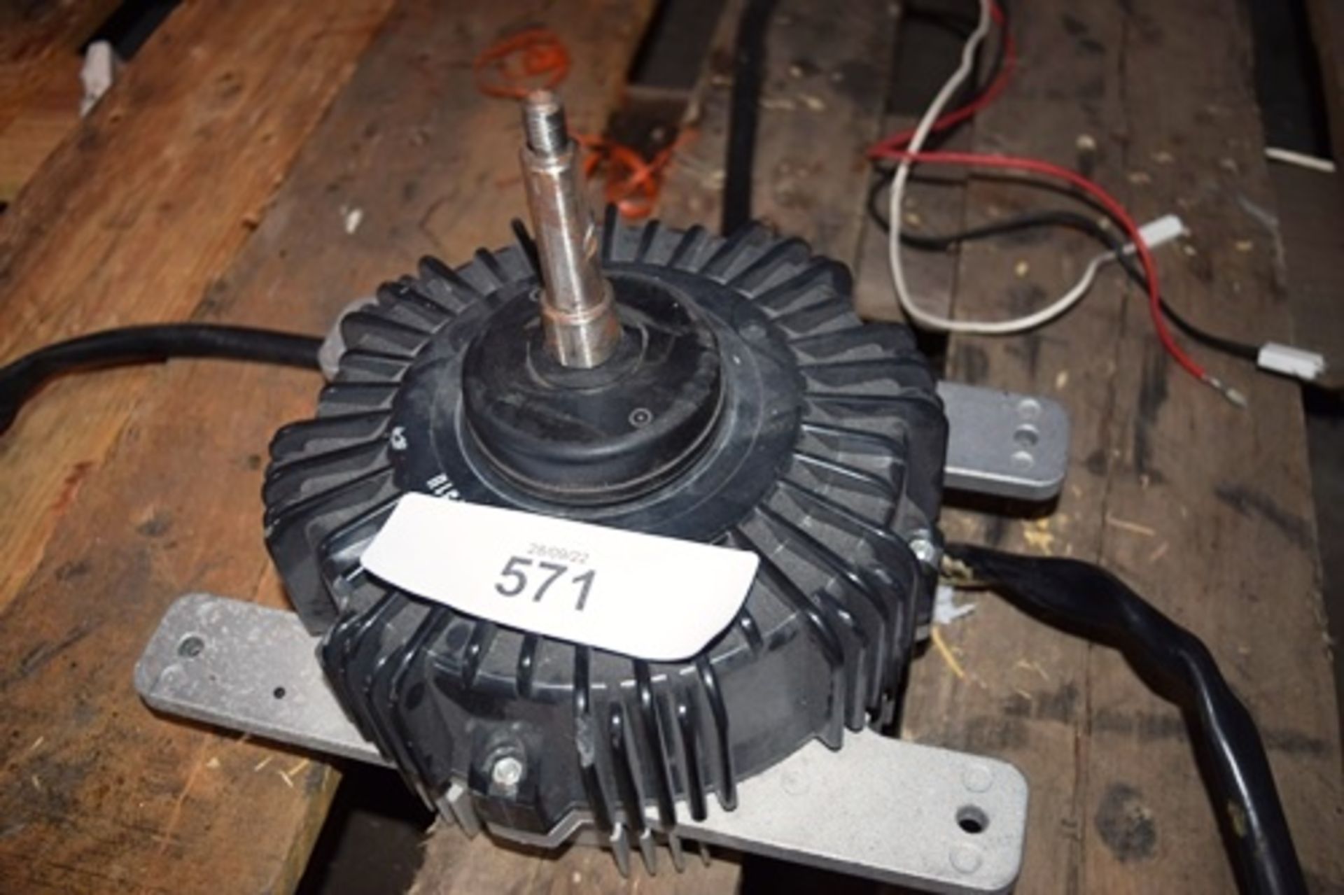 1 x electric motor with D-shaft, possibly for use with an extractor - New (TS1C)