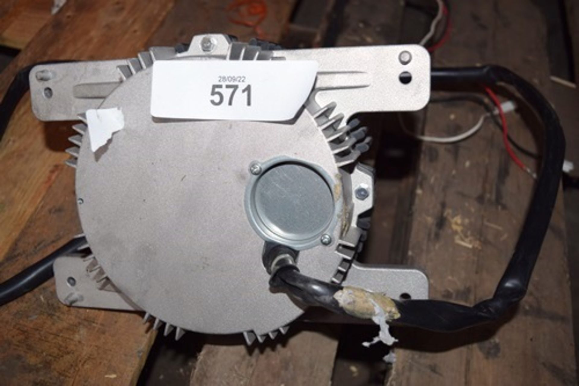 1 x electric motor with D-shaft, possibly for use with an extractor - New (TS1C) - Image 2 of 2