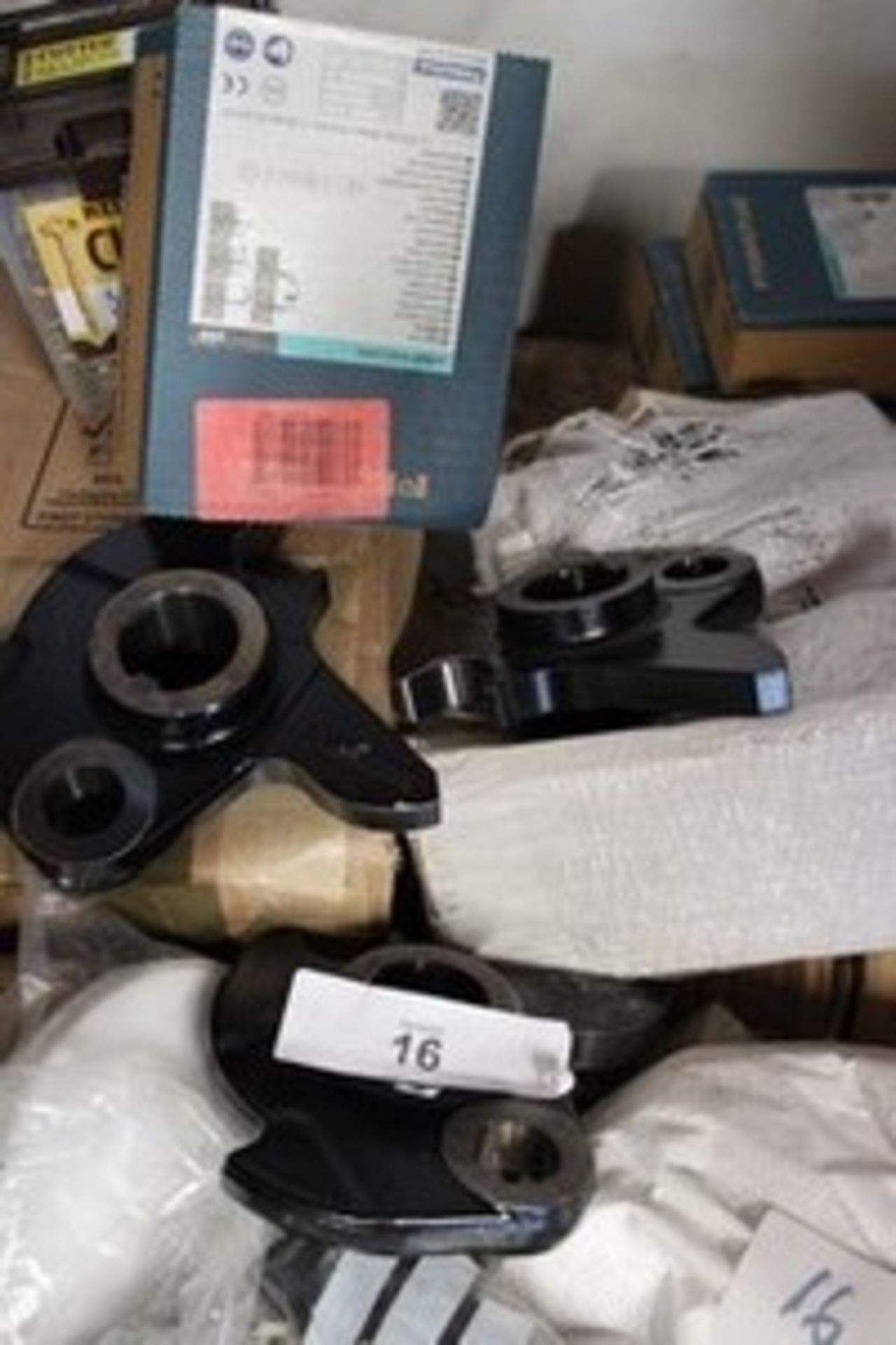 A selection of fixings and brackets including Rawlplug nail and fuel pack, 3.1 x 90mm M8 x 30 A2 skt - Image 6 of 6