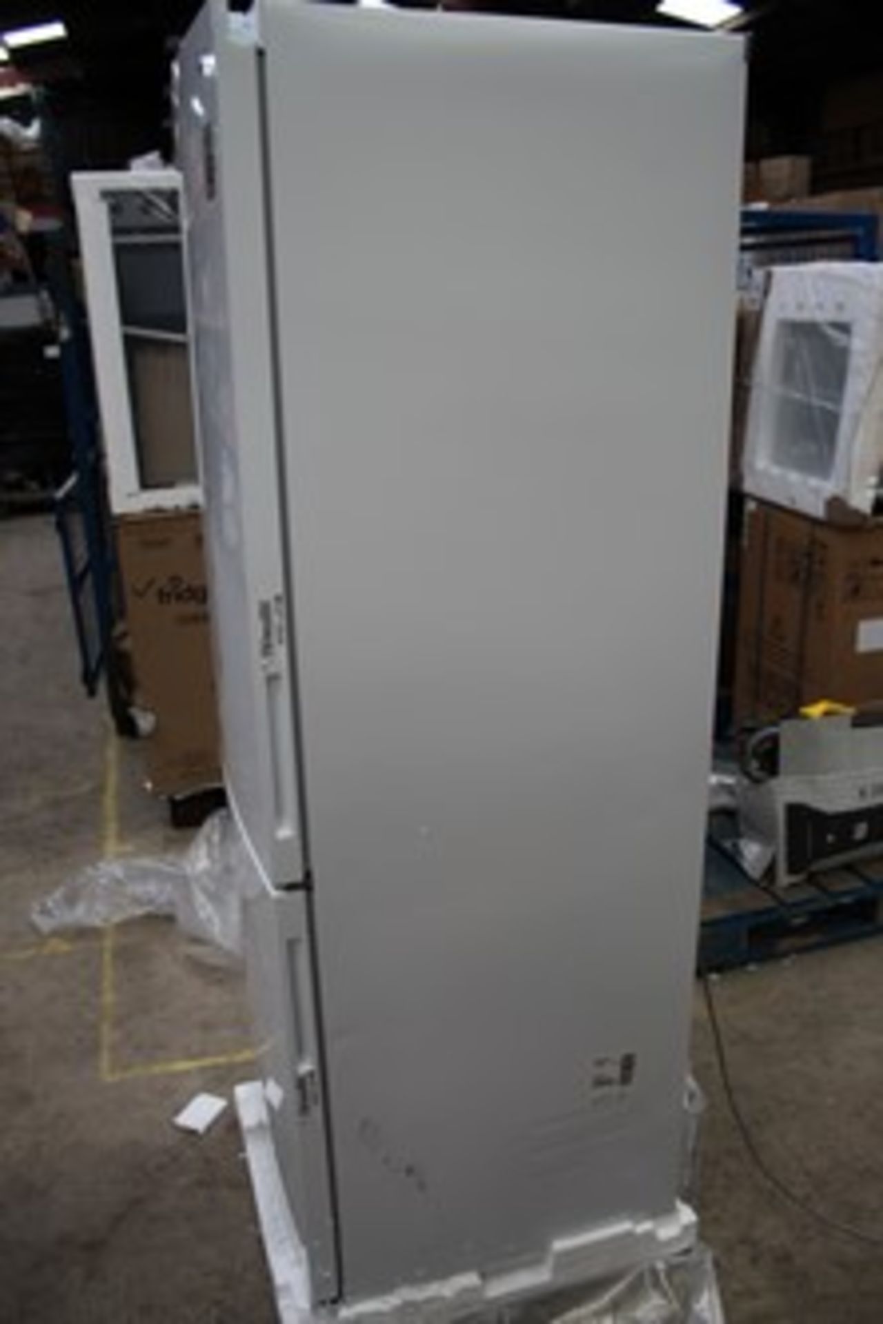 1 x LG Freestanding fridge freezer - white model: GBB61SWJEC Grade B, small dents and scratches on - Image 4 of 7