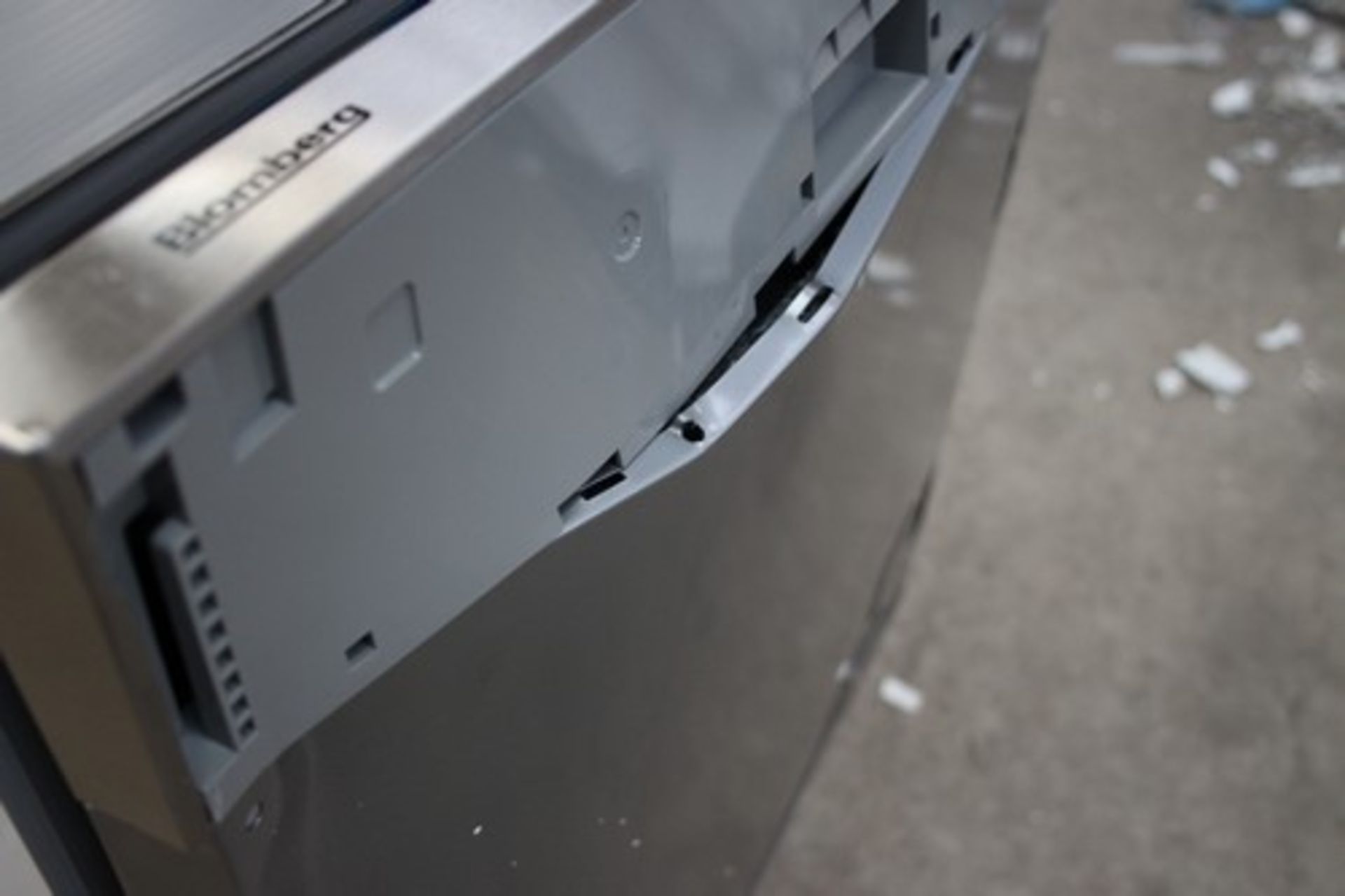 1 x Blomberg Integrated full size Dishwasher model: LDV63440, grade B damage to door panel, powers - Image 6 of 6