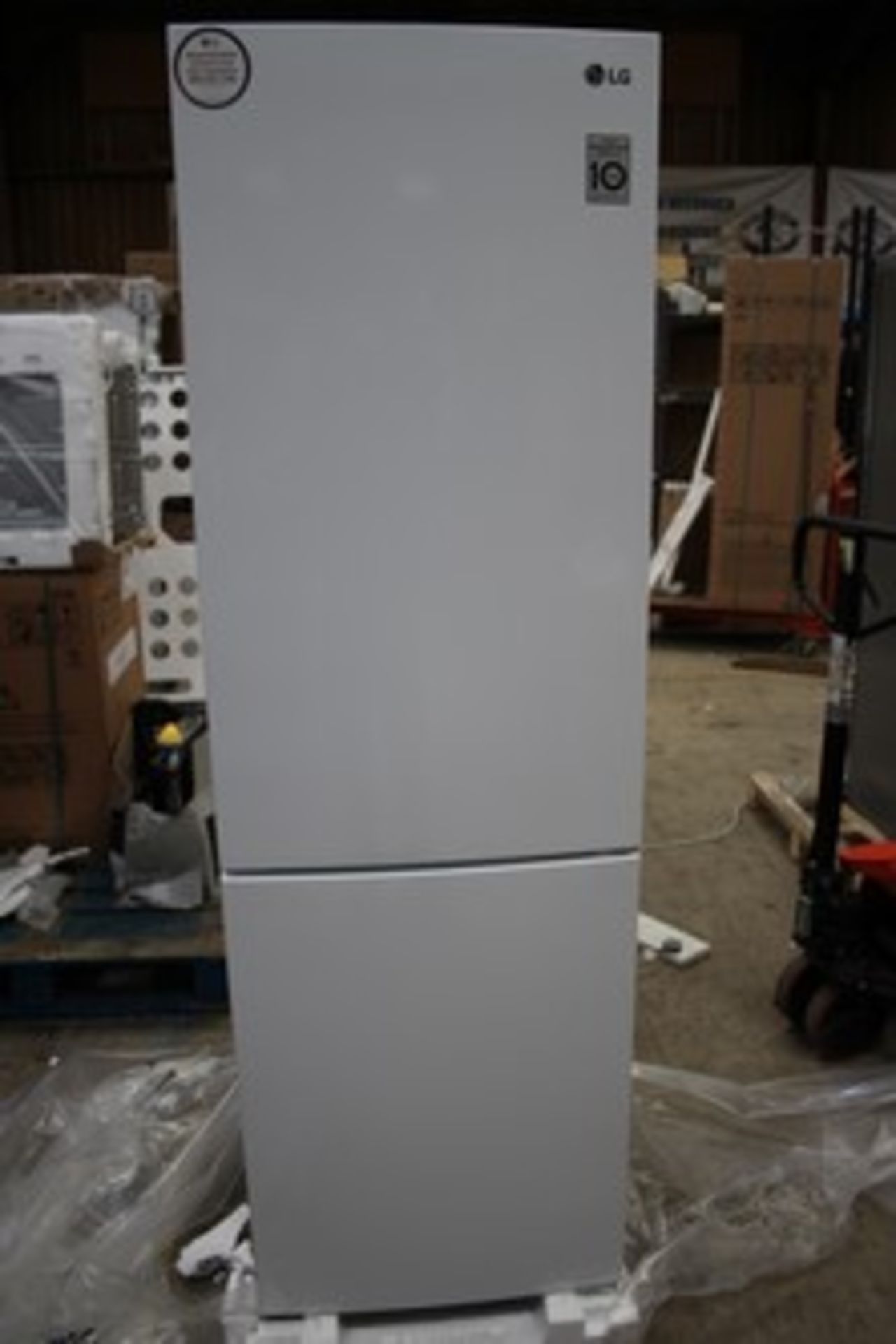 1 x LG Freestanding fridge freezer - white model: GBB61SWJEC Grade B, small dents and scratches on