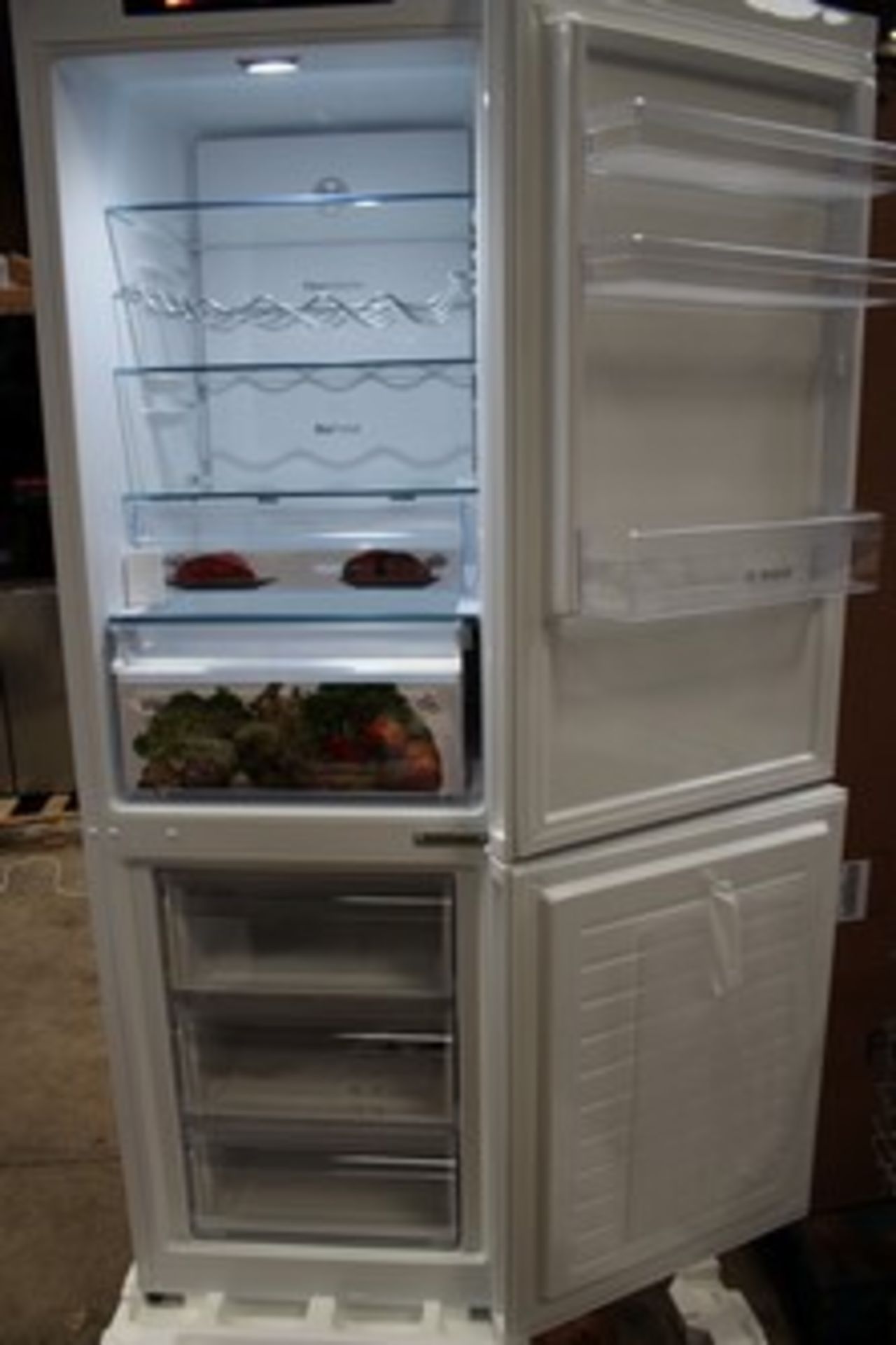 1 x Bosch frost free freestanding fridge freezer -white, model: KGN362WDFG, grade B no damage, - Image 2 of 5