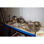 A large quantity of various metalware to include v