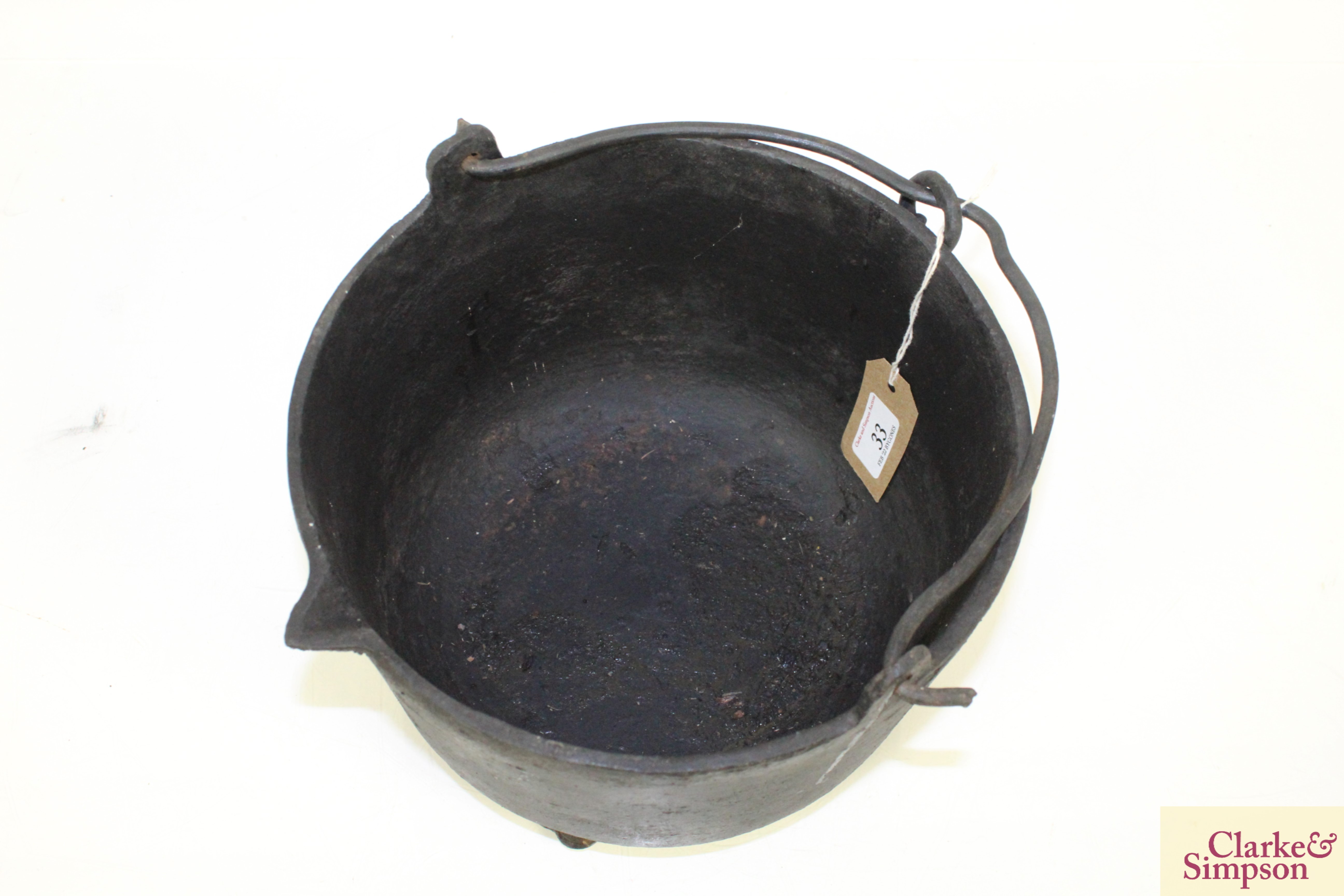A cast iron cauldron with swing handle - Image 3 of 4