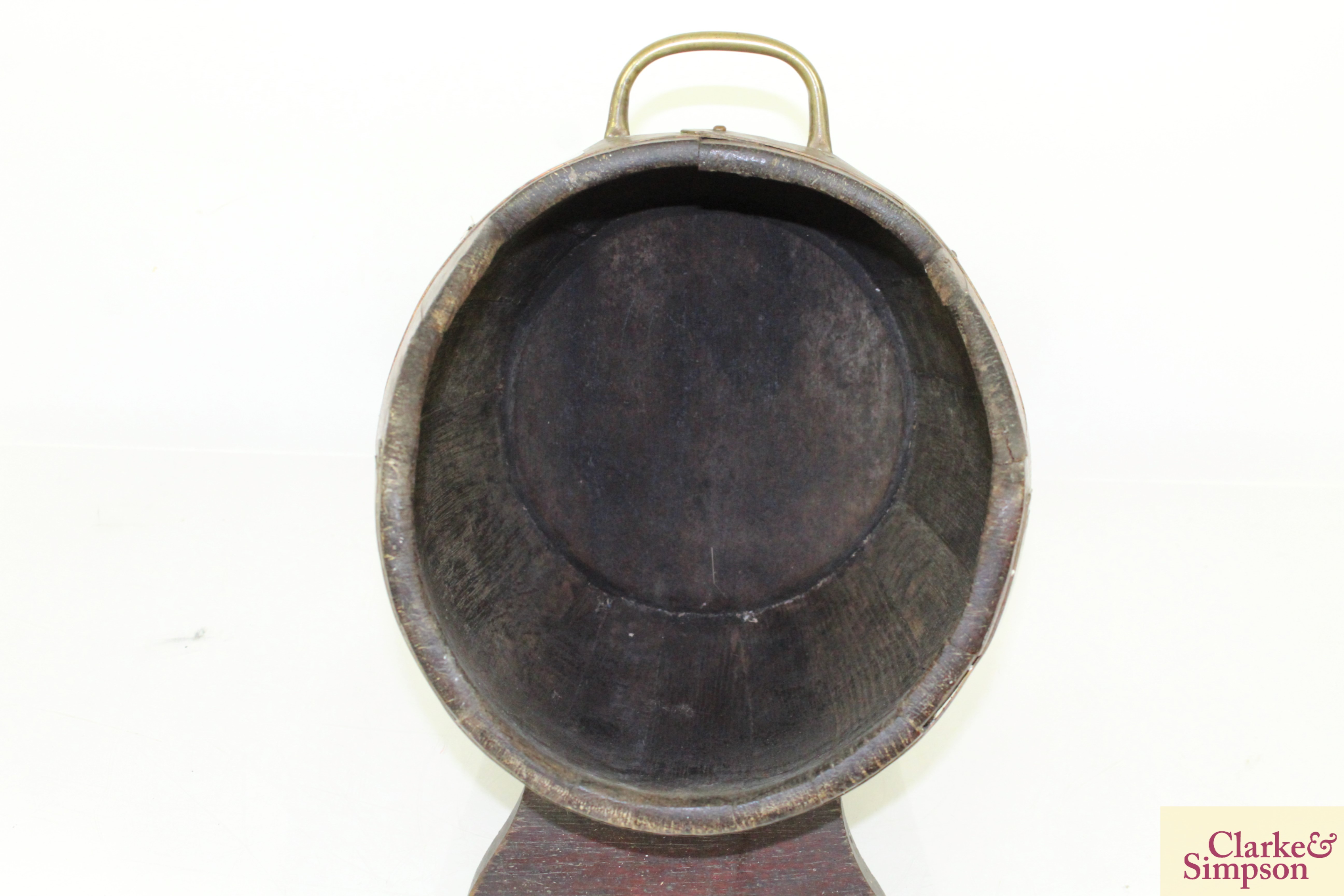 A wooden and brass coopered coal scuttle - Image 5 of 6