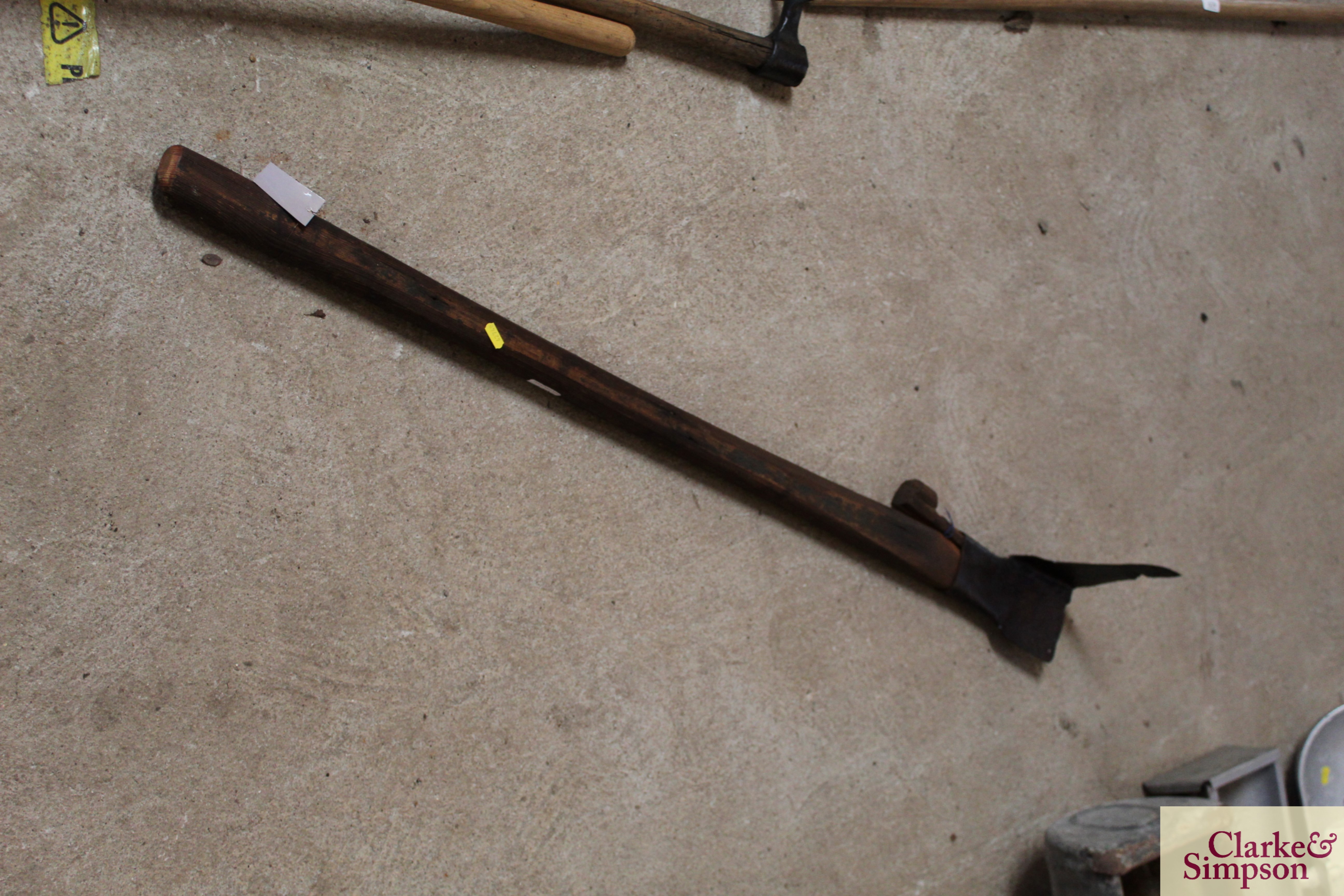 A flanged spade or becket for cutting peat