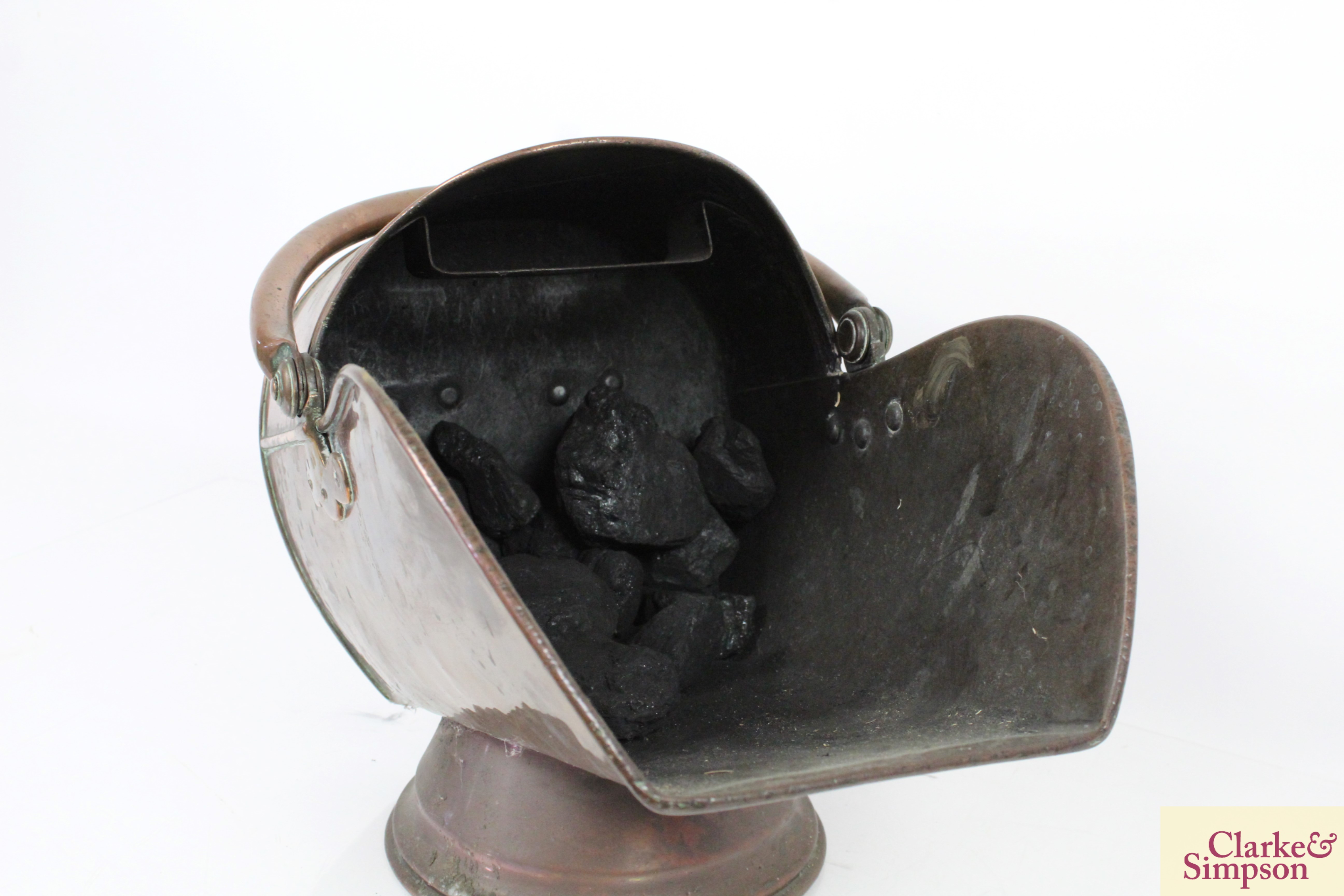 An antique copper coal scuttle and scoop with turn - Image 3 of 10