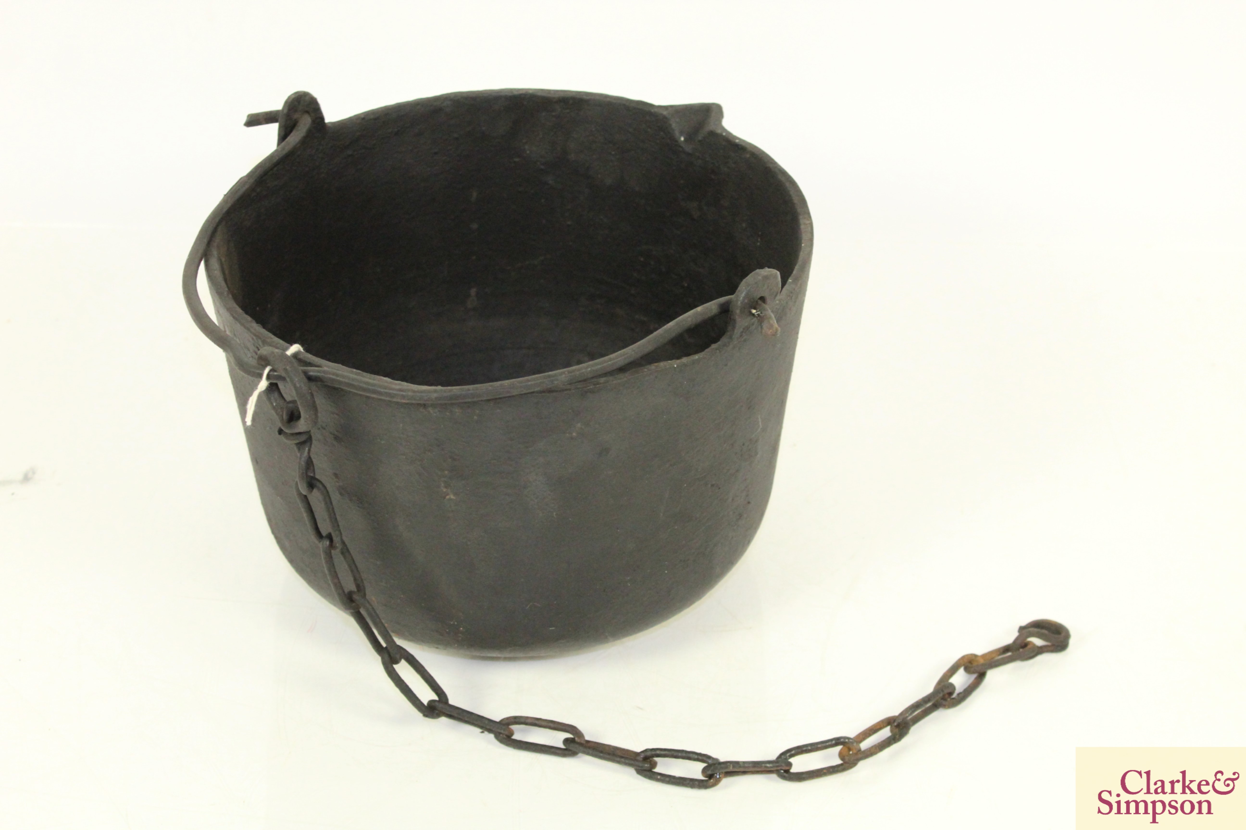 A cast iron cauldron with swing handle - Image 2 of 4