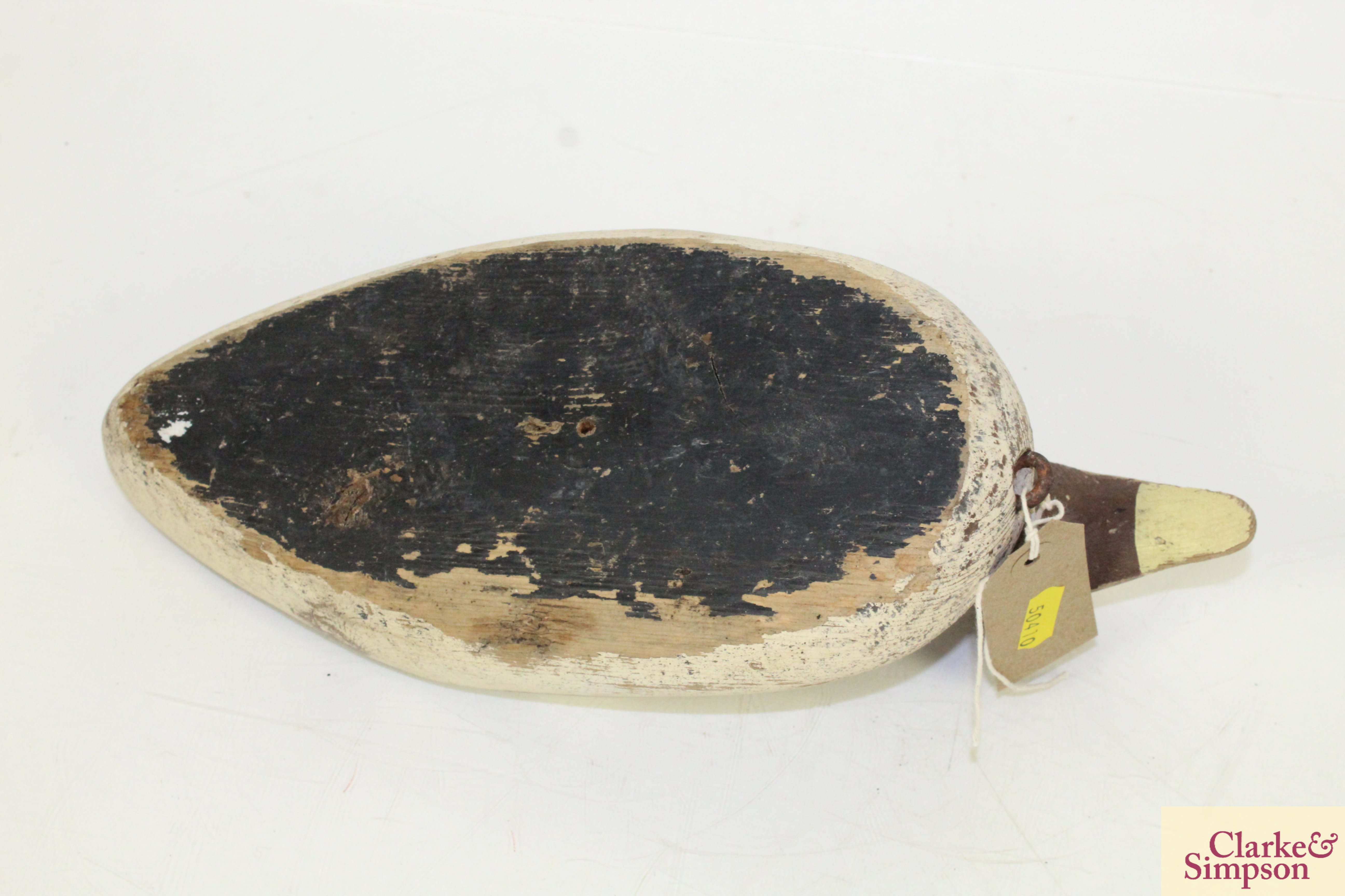 A vintage painted wooden decoy duck, approx. 13½" long - Image 5 of 5