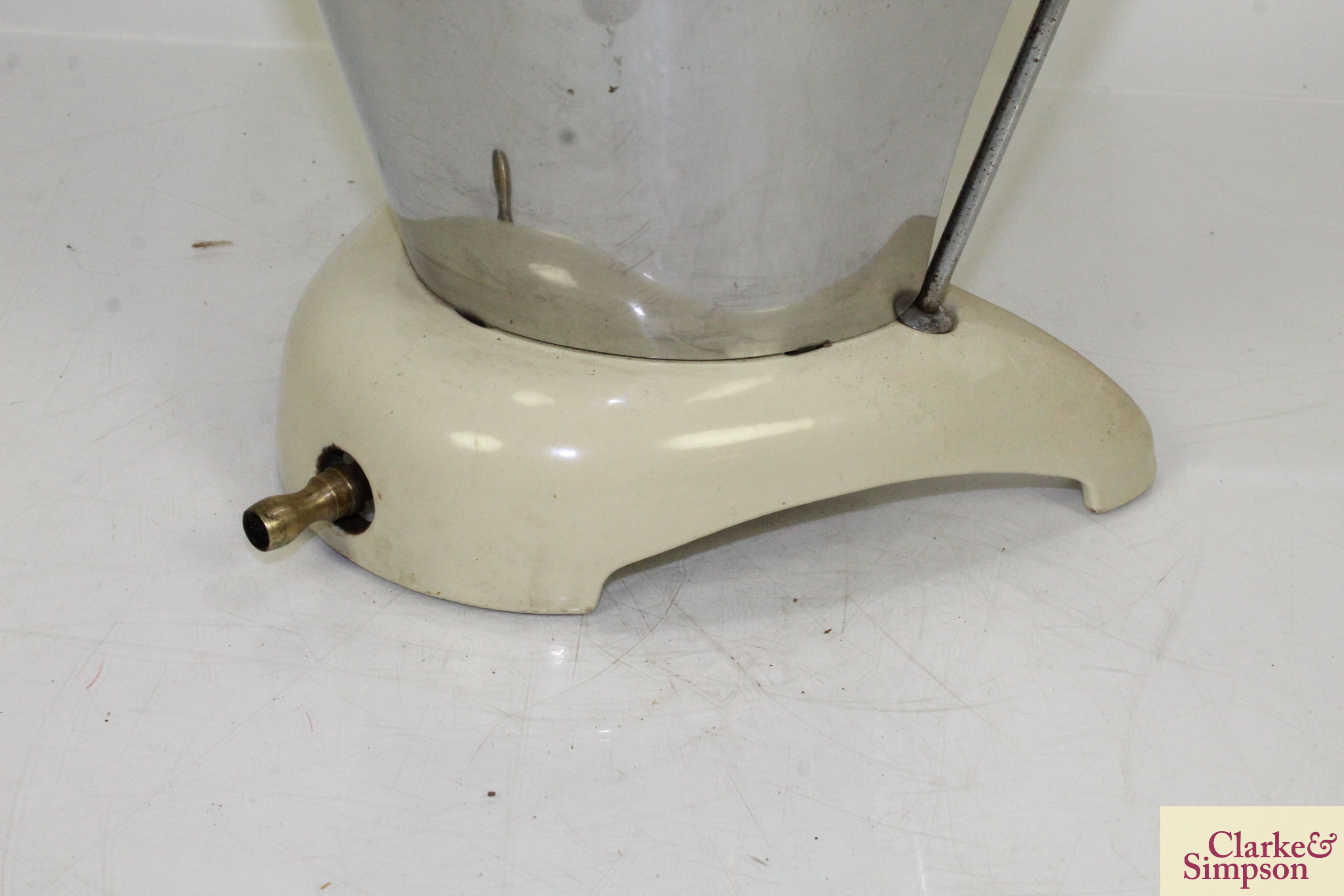 A vintage enamel and metalware heater - Image 5 of 7