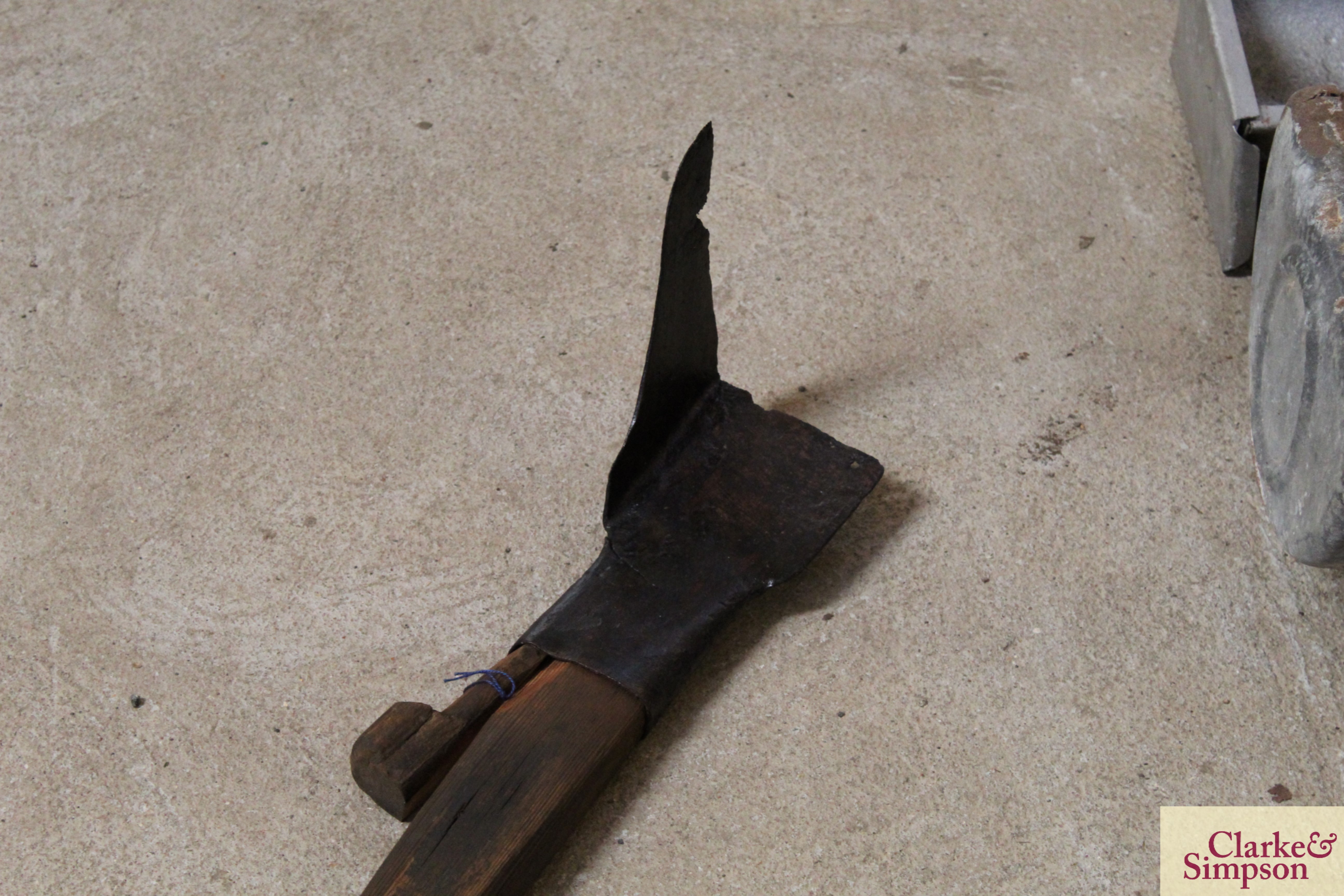 A flanged spade or becket for cutting peat - Image 2 of 4