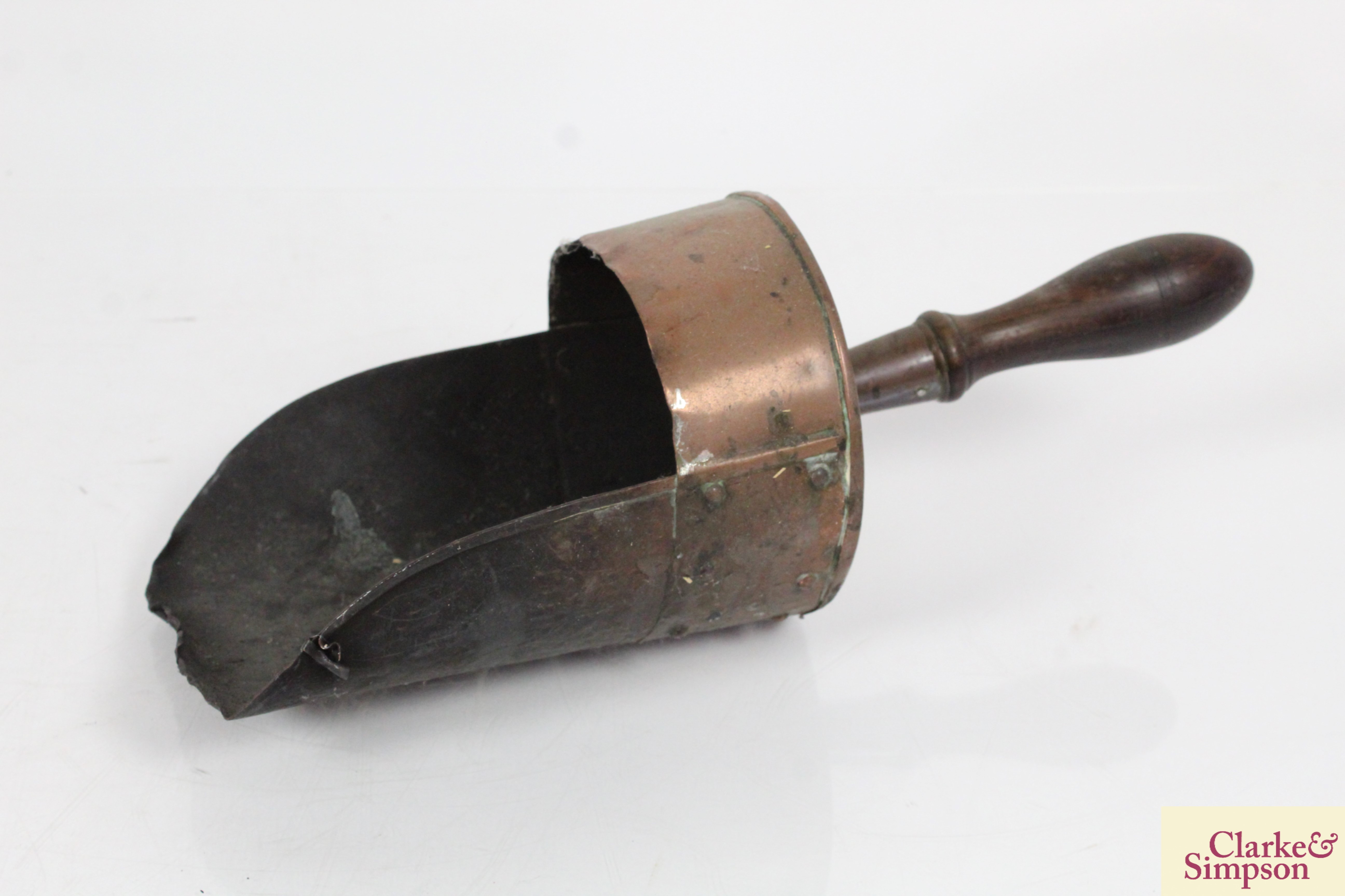 An antique copper coal scuttle and scoop with turn - Image 8 of 10