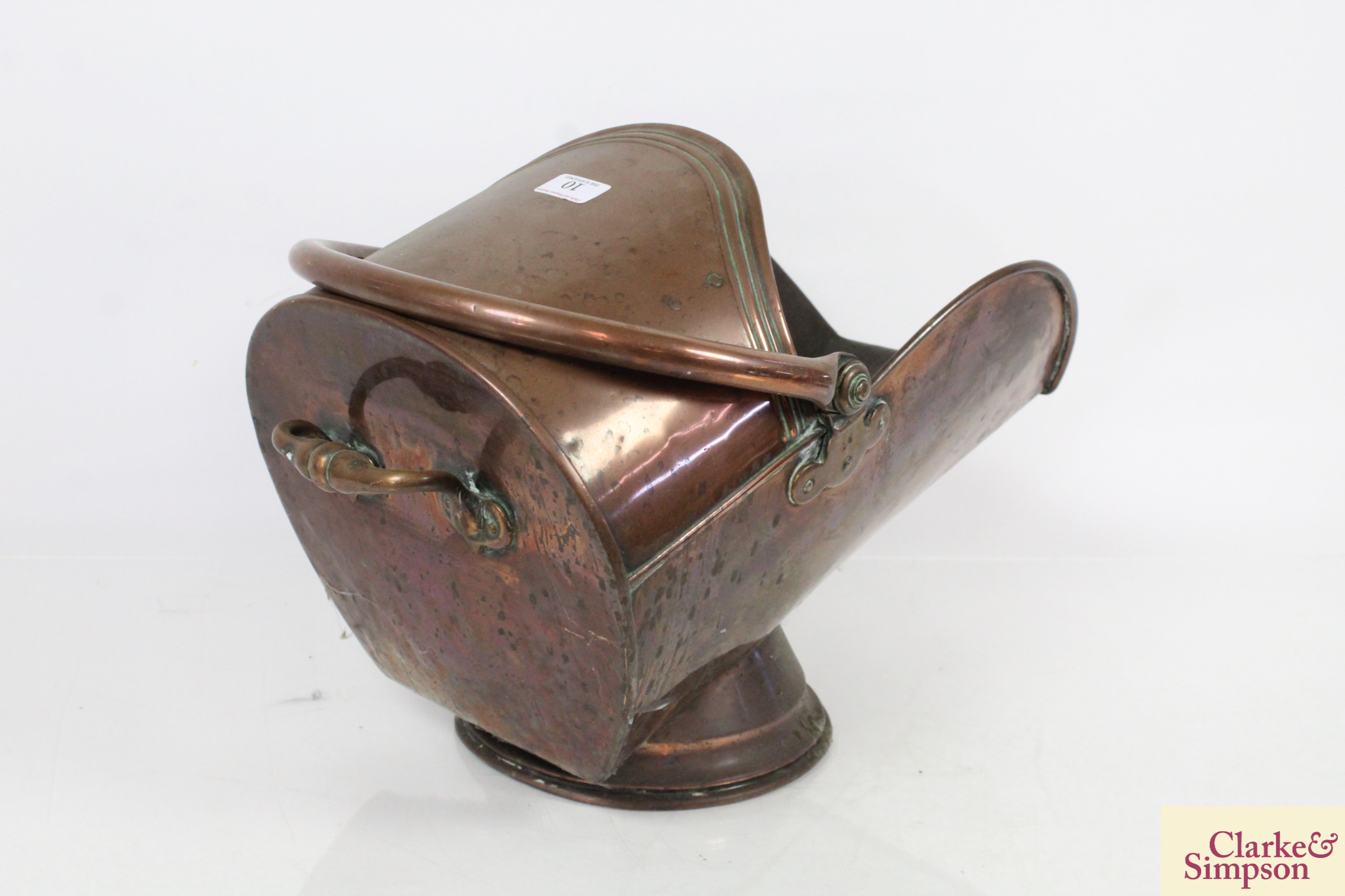 An antique copper coal scuttle and scoop with turn - Image 4 of 10