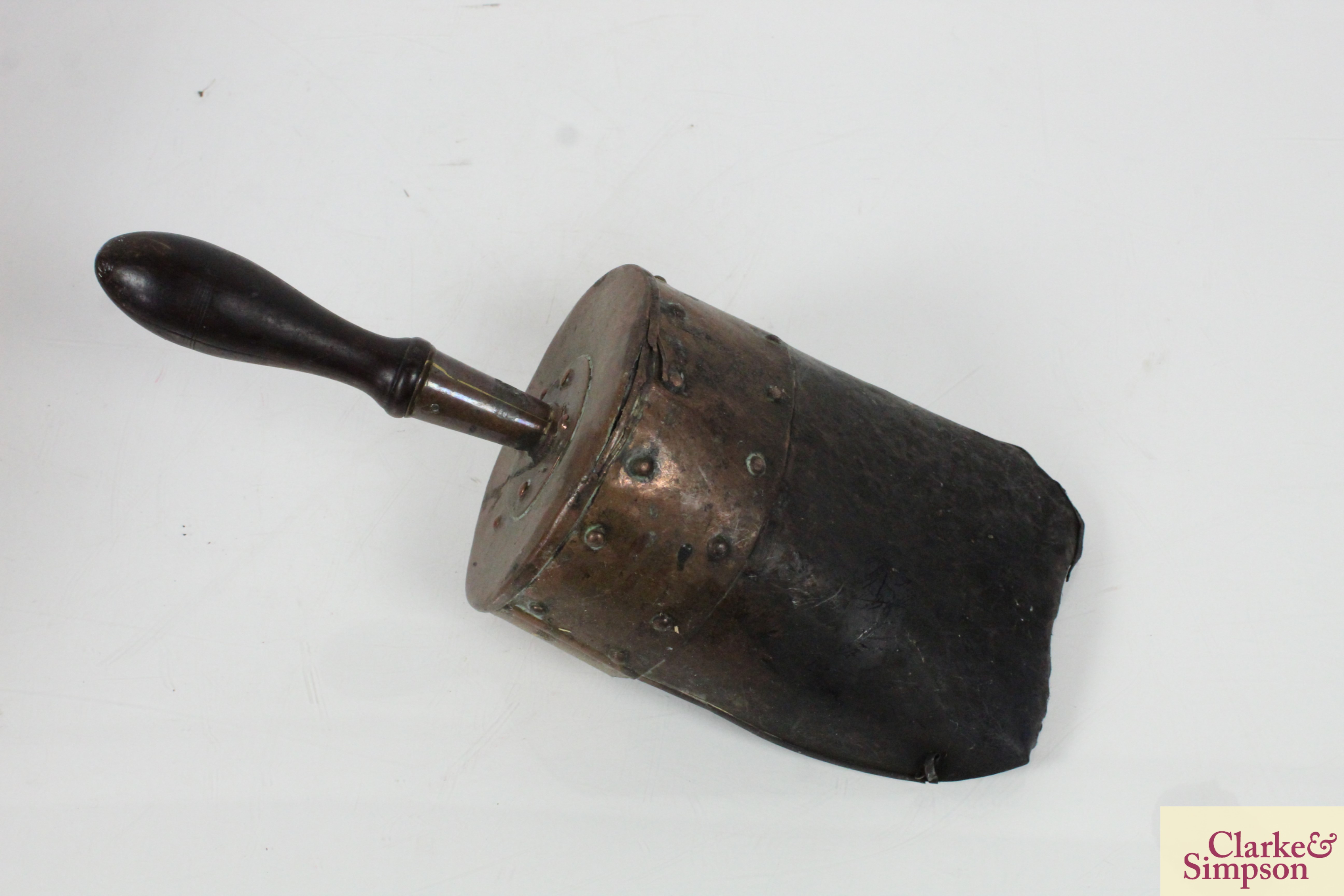 An antique copper coal scuttle and scoop with turn - Image 10 of 10