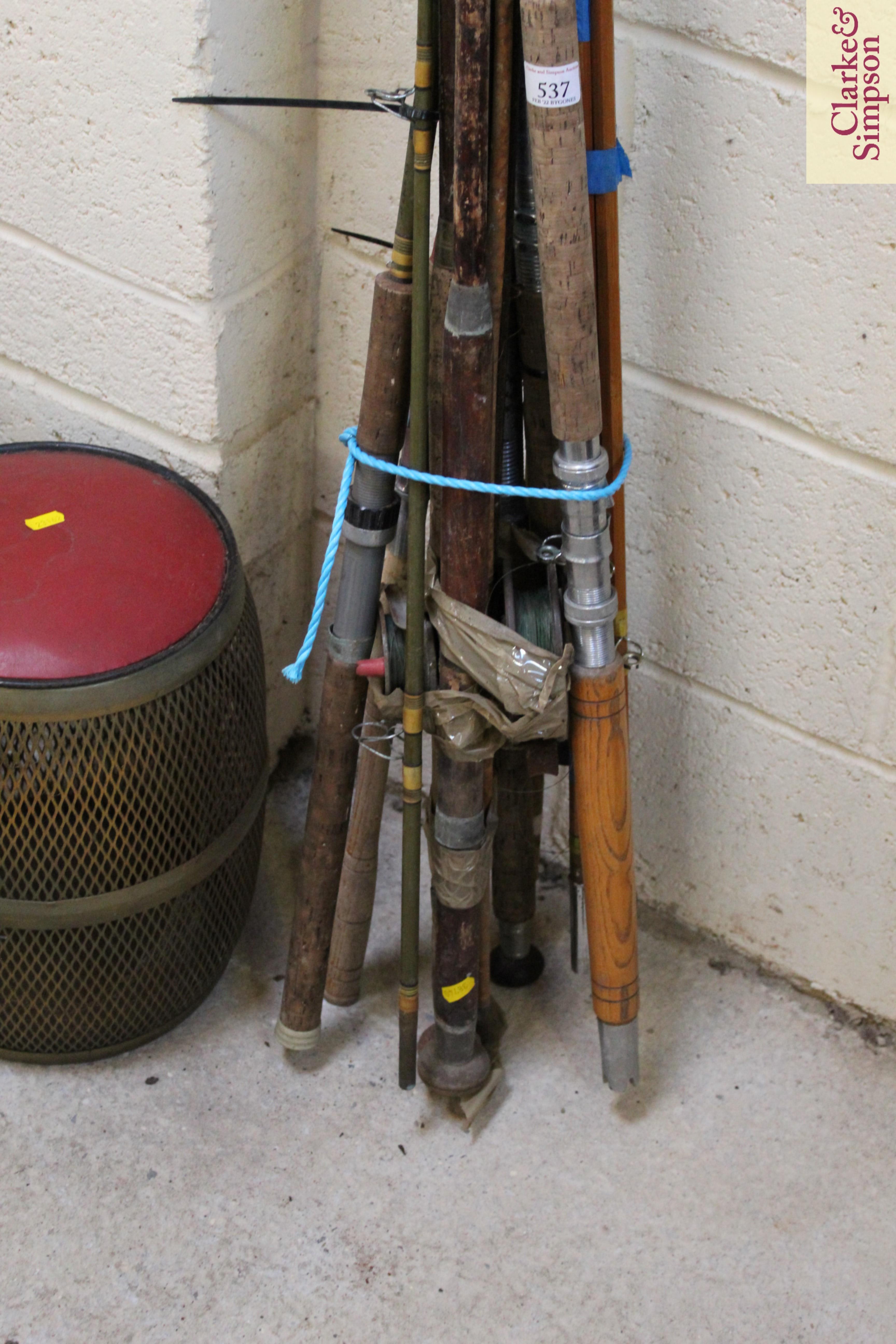 A bundle of fishing rods and various reels - Image 5 of 5