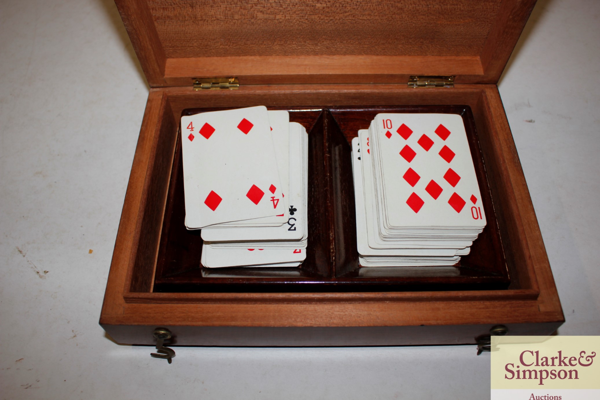 A mahogany box with contents of a pottery tray and - Bild 2 aus 2