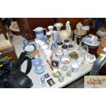 A quantity of various decorative china to include