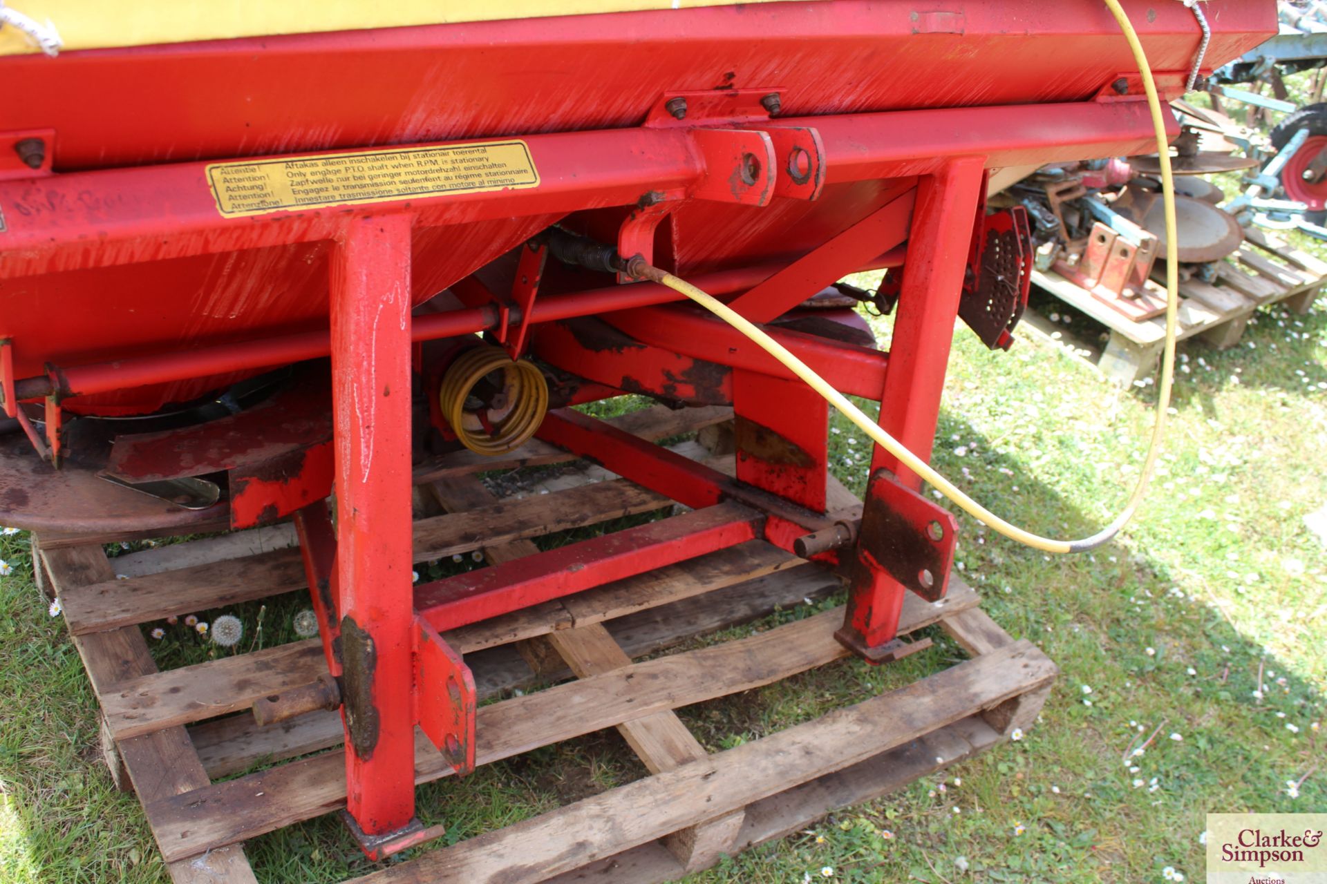 Lely 12m twin disc fertiliser spreader. Serial number 880 0734. Type 23280 0565. Will spread 20m. - Image 5 of 7