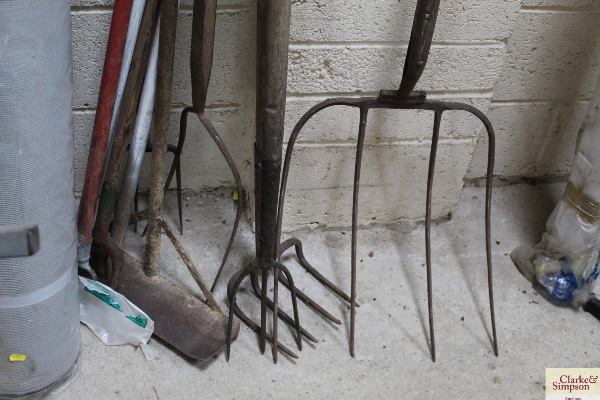 Quantity of long handled tools. - Image 2 of 5