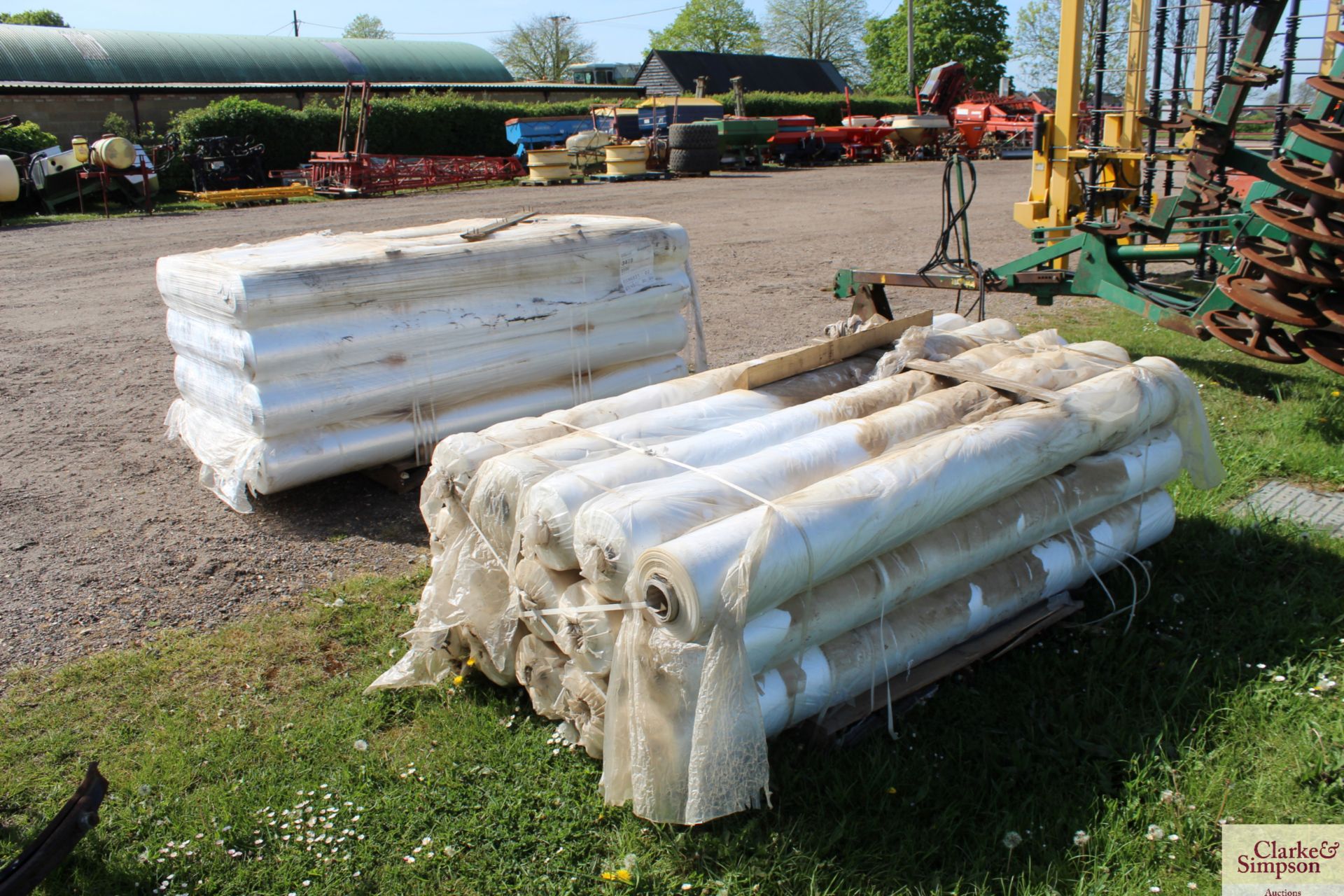 2x pallets 2,300mm carrot plastic. V - Image 4 of 6