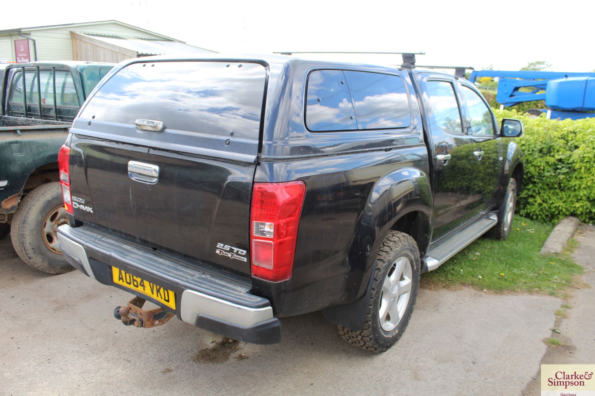 Isuzu D-Max 2.5L double cab pick-up. Registration AO64 VKD. Date of first registration 23/01/2015. - Image 5 of 12