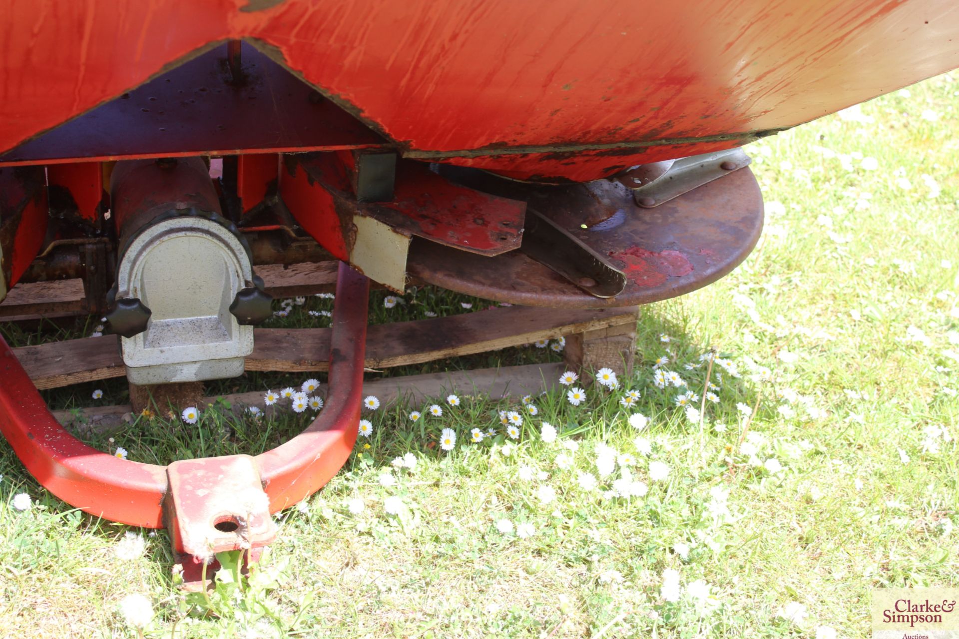 Lely 12m twin disc fertiliser spreader. Serial number 880 0734. Type 23280 0565. Will spread 20m. - Image 4 of 7