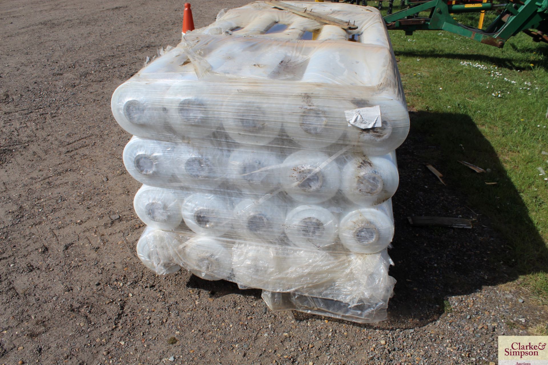 2x pallets 2,300mm carrot plastic. V - Image 6 of 6