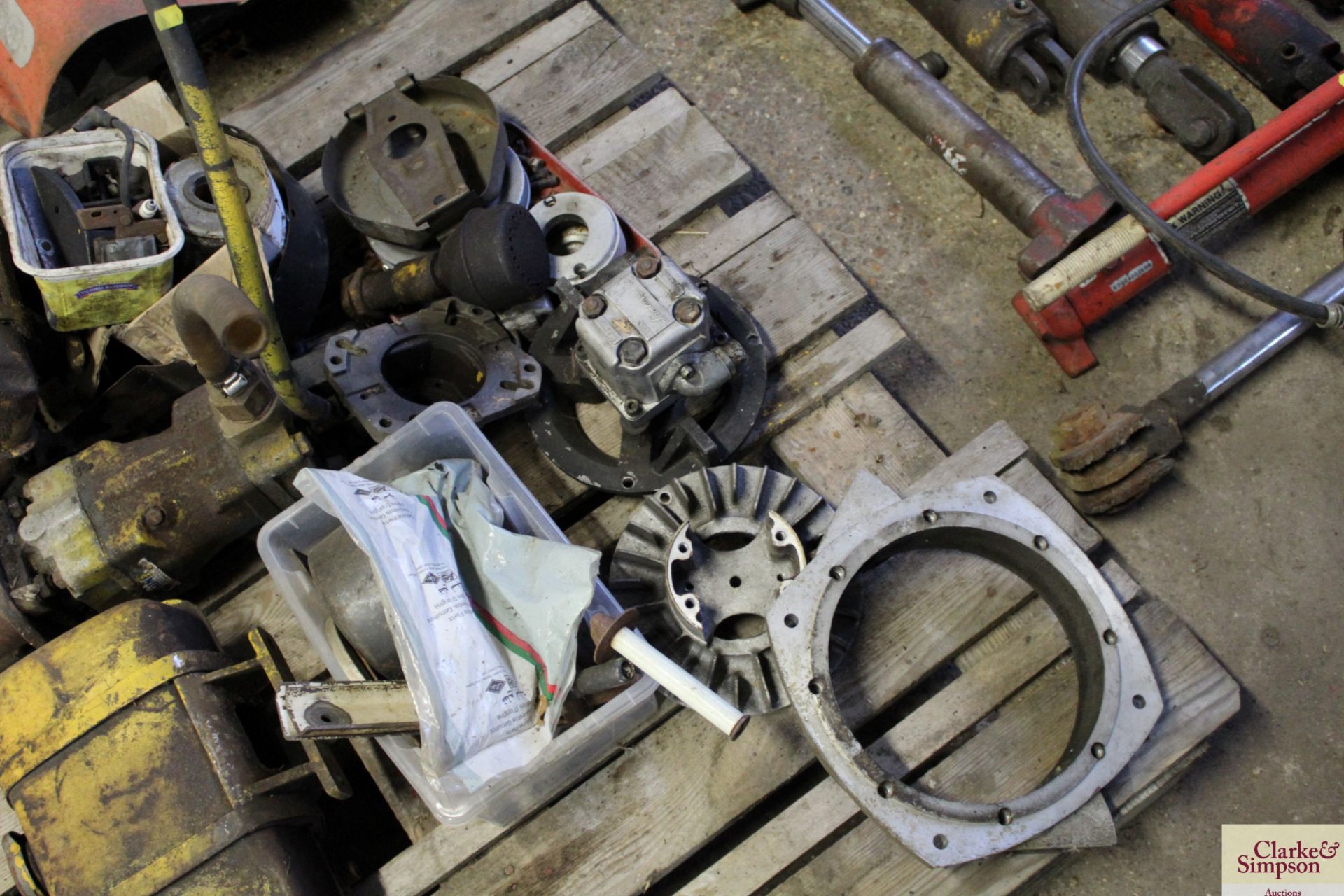 Various engine spares, hydraulic pumps etc. - Image 4 of 5