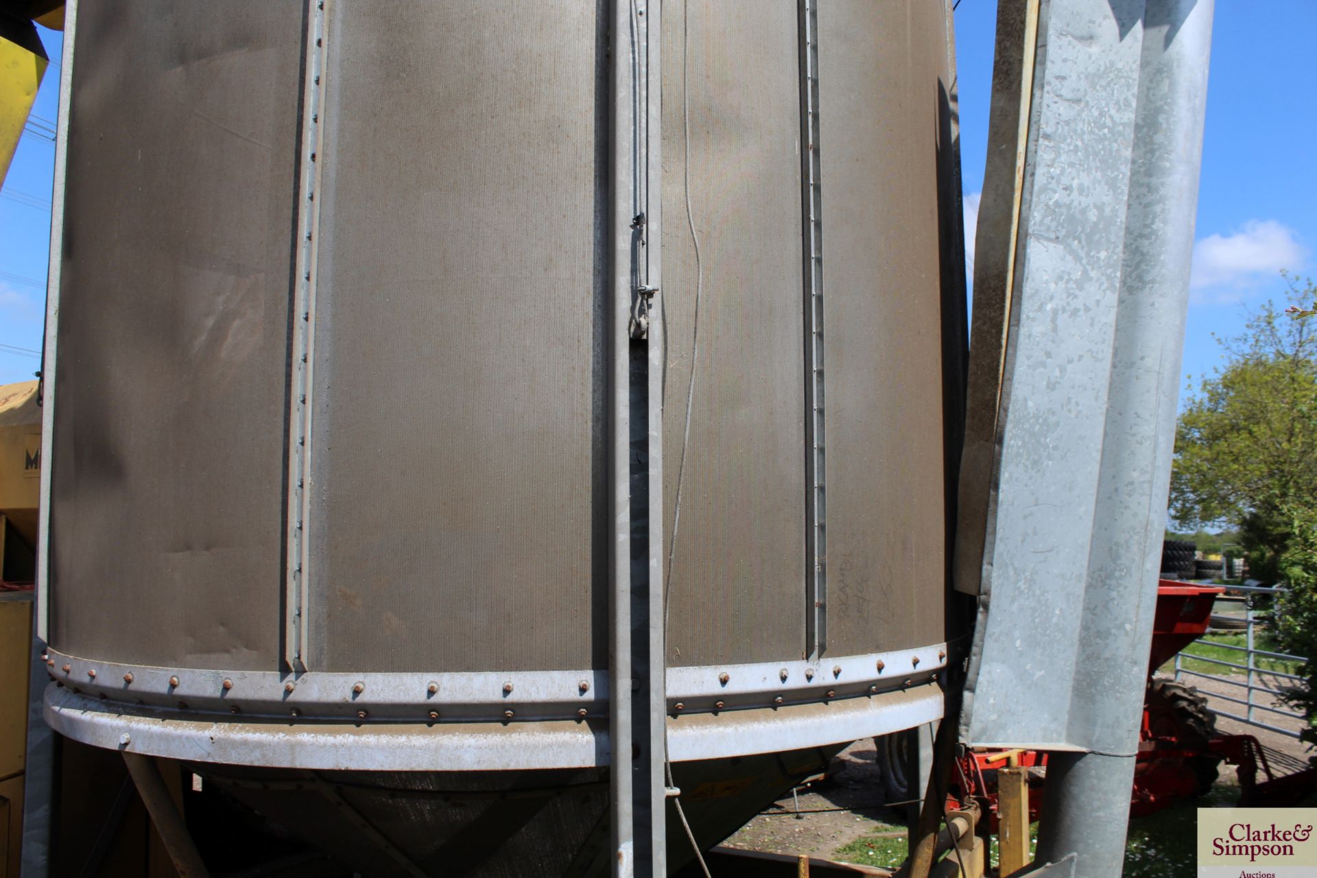 Mecmar 13T mobile grain drier. 326 hours. For sale due to retirement. V - Image 9 of 21