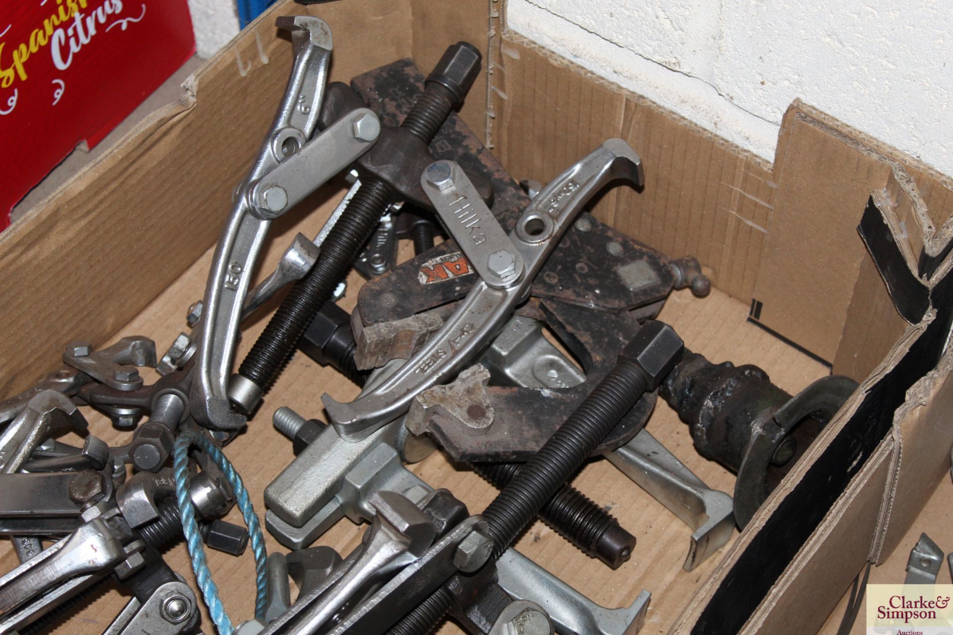 Quantity of hub pullers. - Image 2 of 3