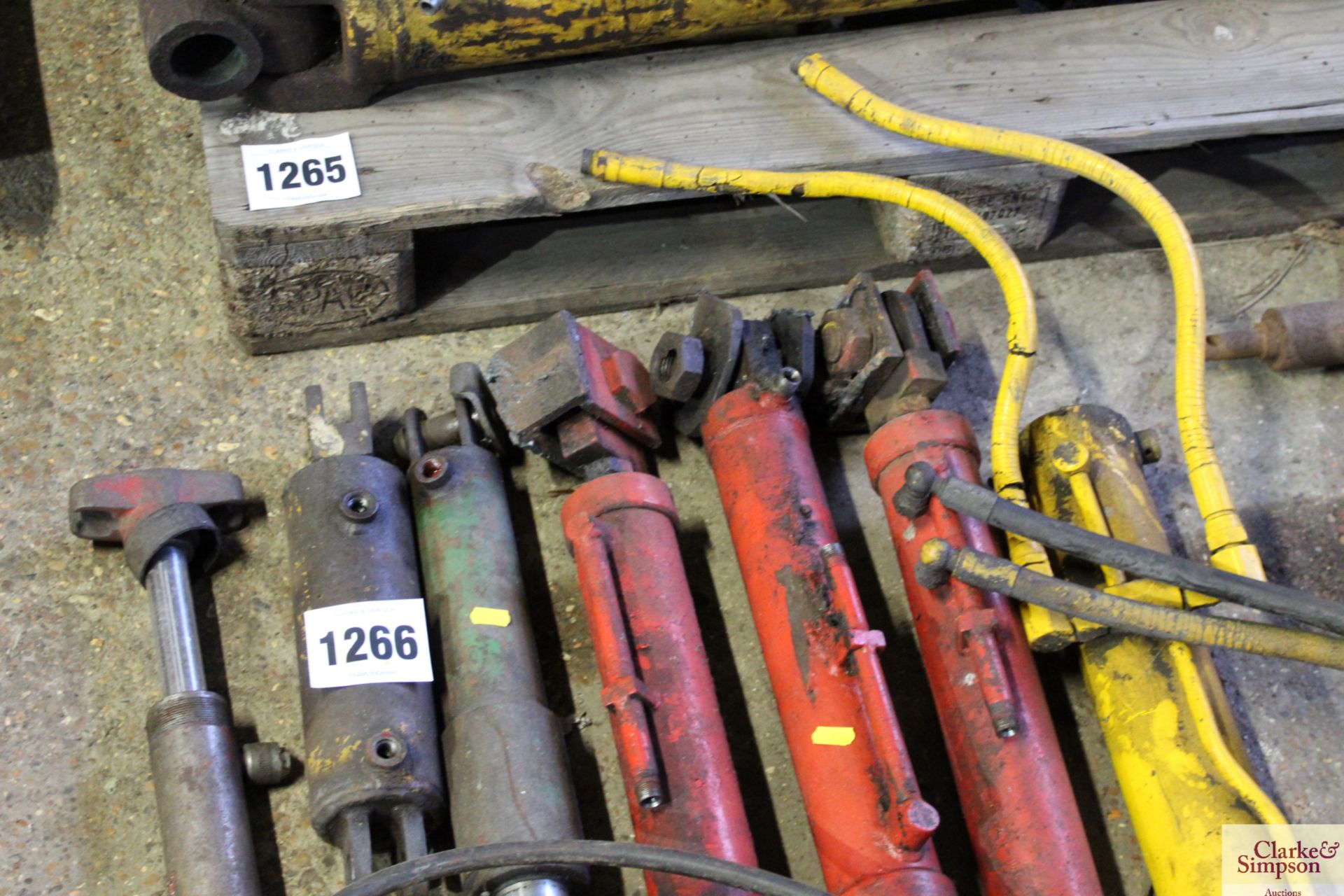 Various hydraulic rams. - Image 2 of 4