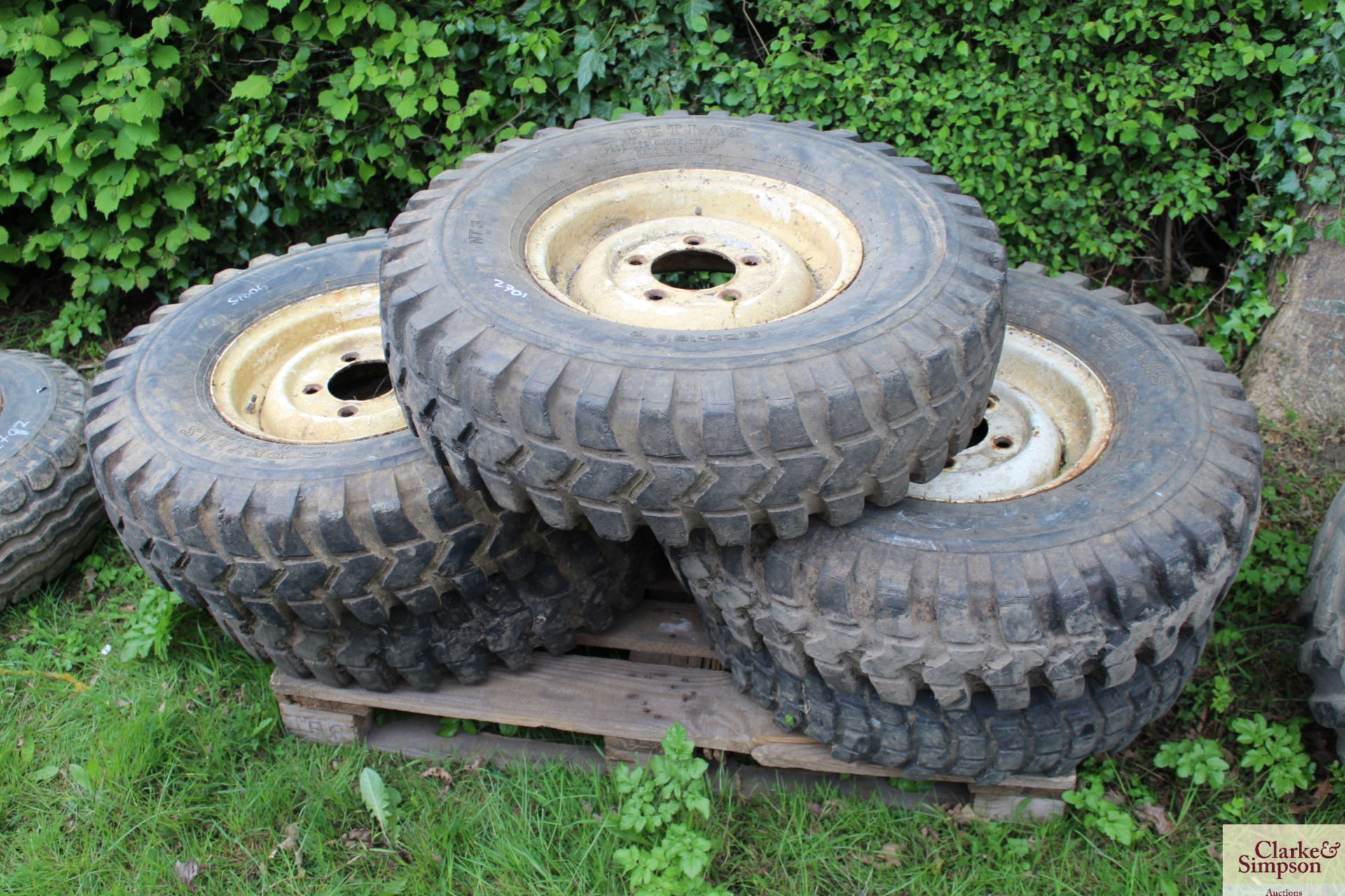 5x Land Rover steel wheels with off-road tyres.