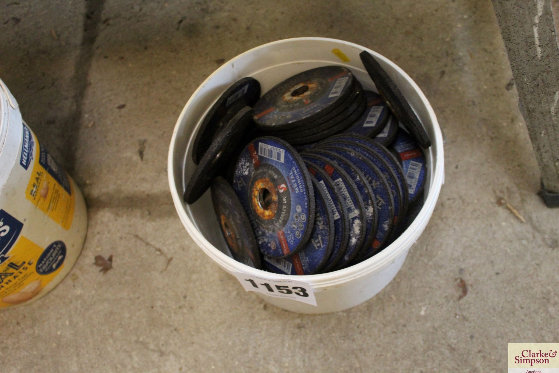 Quantity of grinding discs.