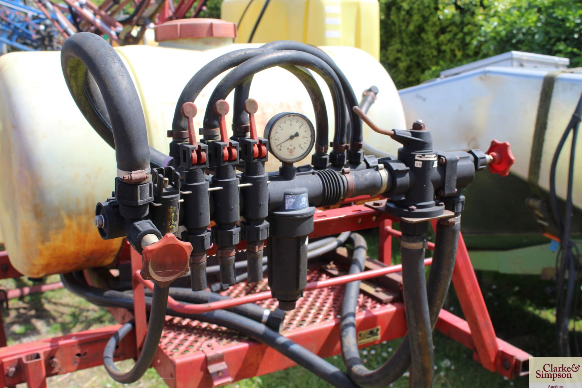 Hardi 50 linkage sprayer tank. With three section manual control and hand wash bowl. V - Image 5 of 5