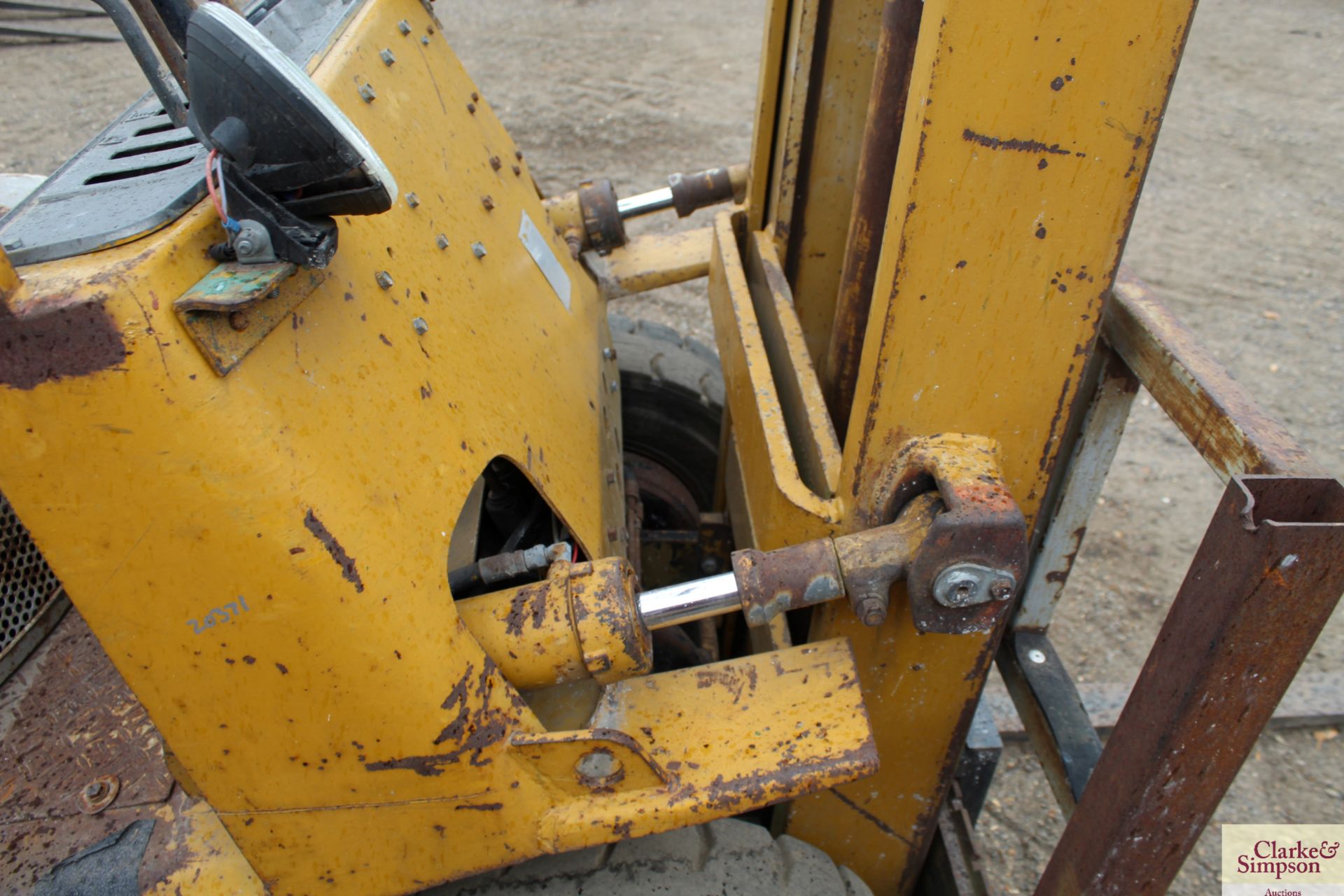 Toyota 02-2FD20 2T diesel forklift.4x366 hours. Vendor reports brakes need attention. V - Image 7 of 16