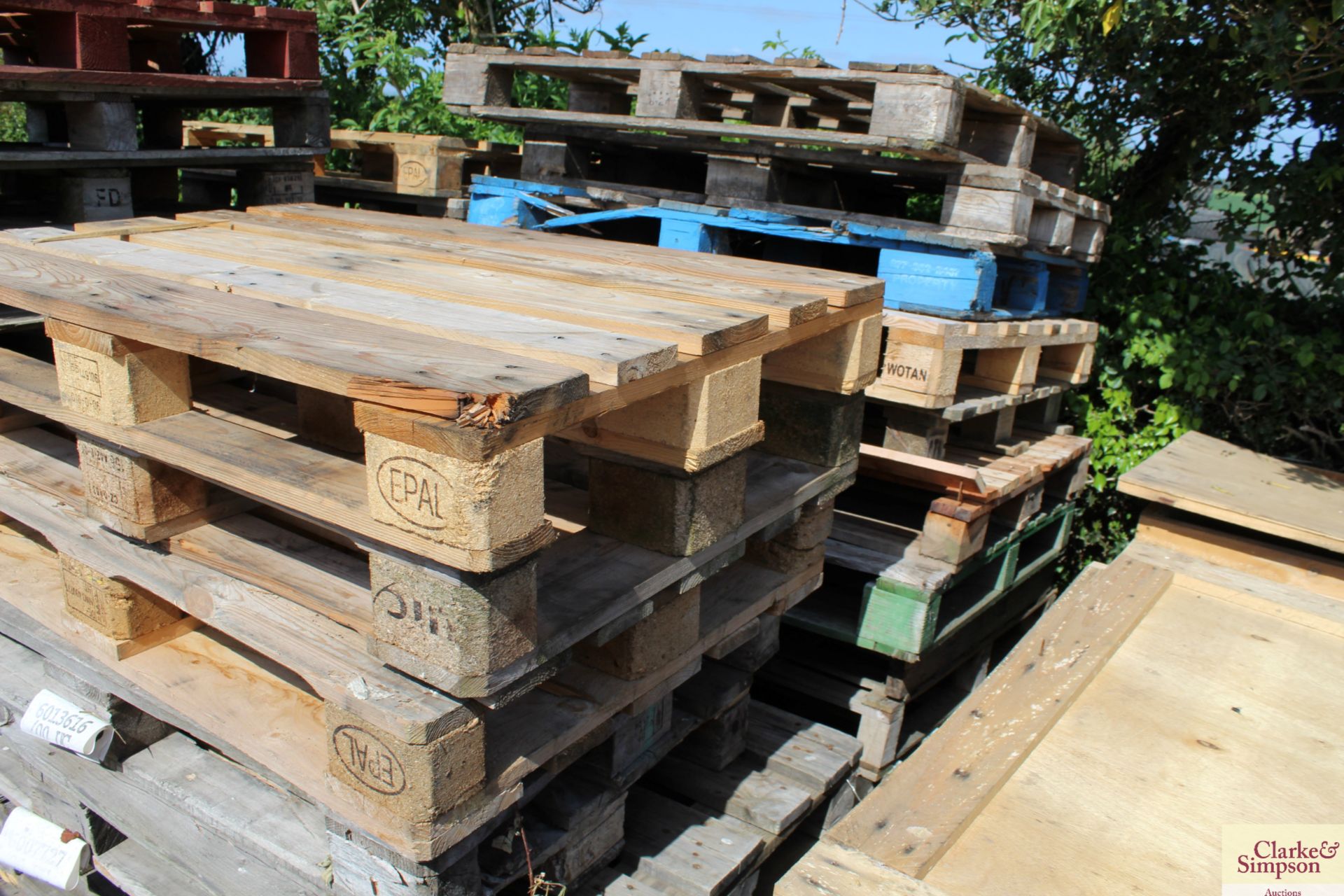 Large quantity of pallets. - Image 4 of 4