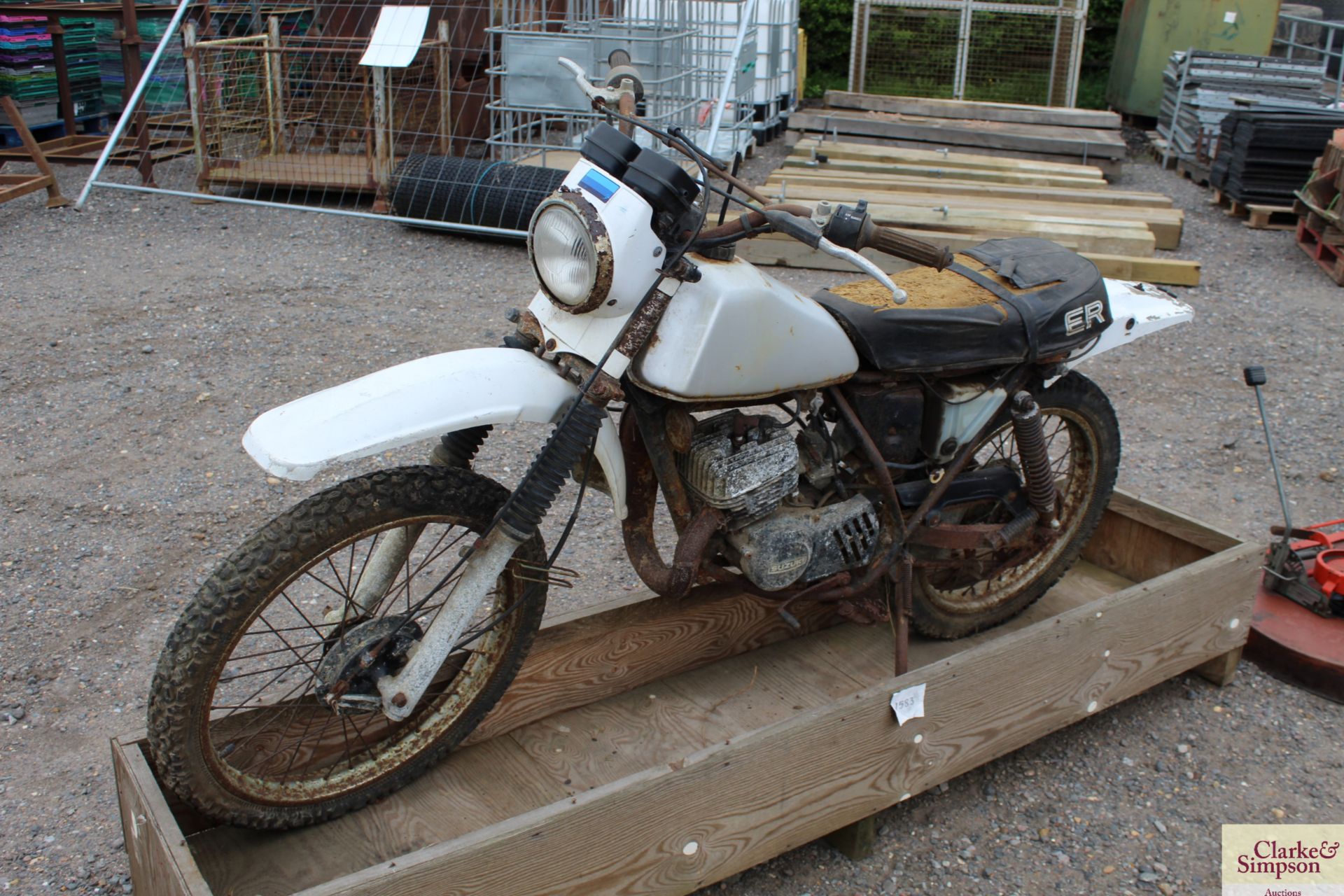 Suzuki ER125 off road motorbike. V