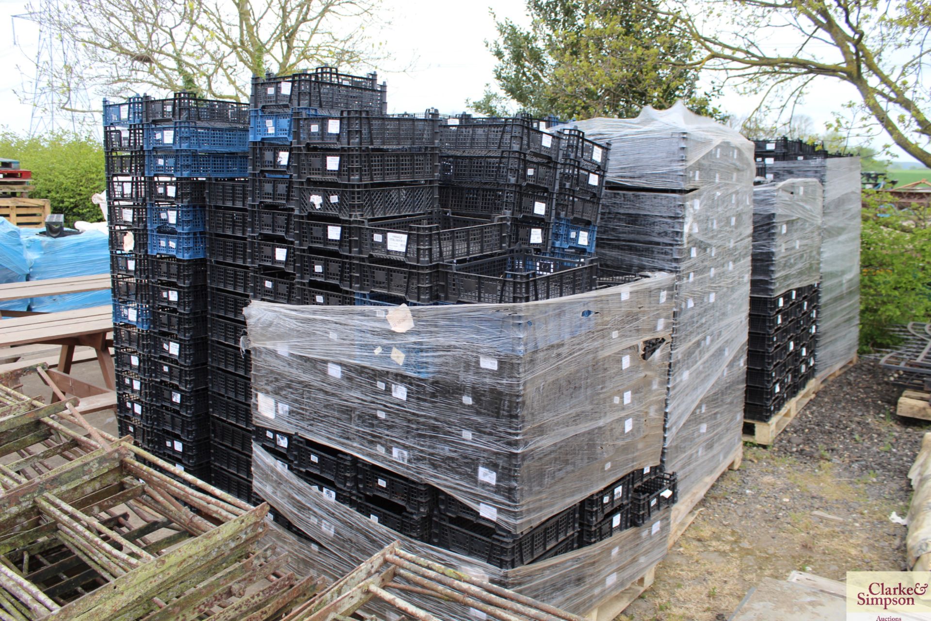Large quantity of mushroom trays (4x pallets). V