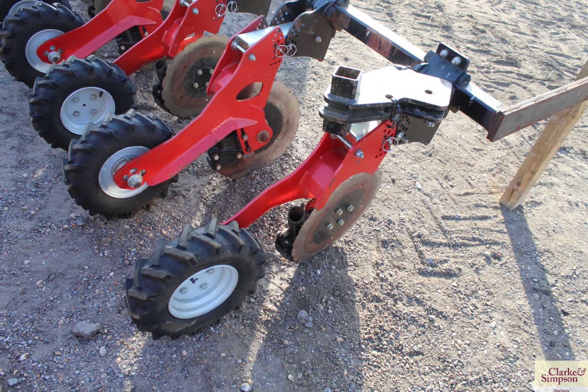 Sumo 6 row OSR drill coulter bar. V - Image 5 of 8