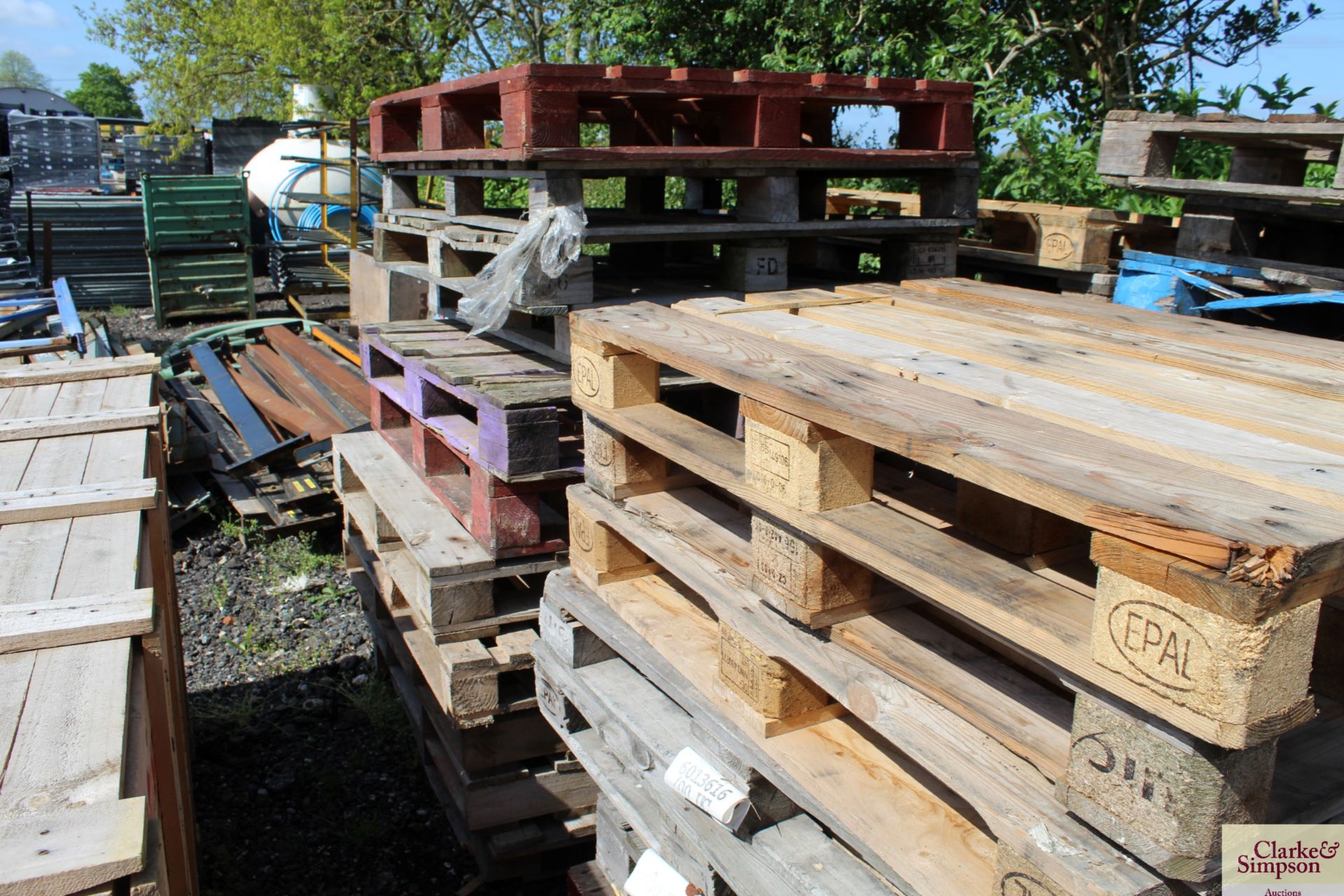 Large quantity of pallets. - Image 3 of 4