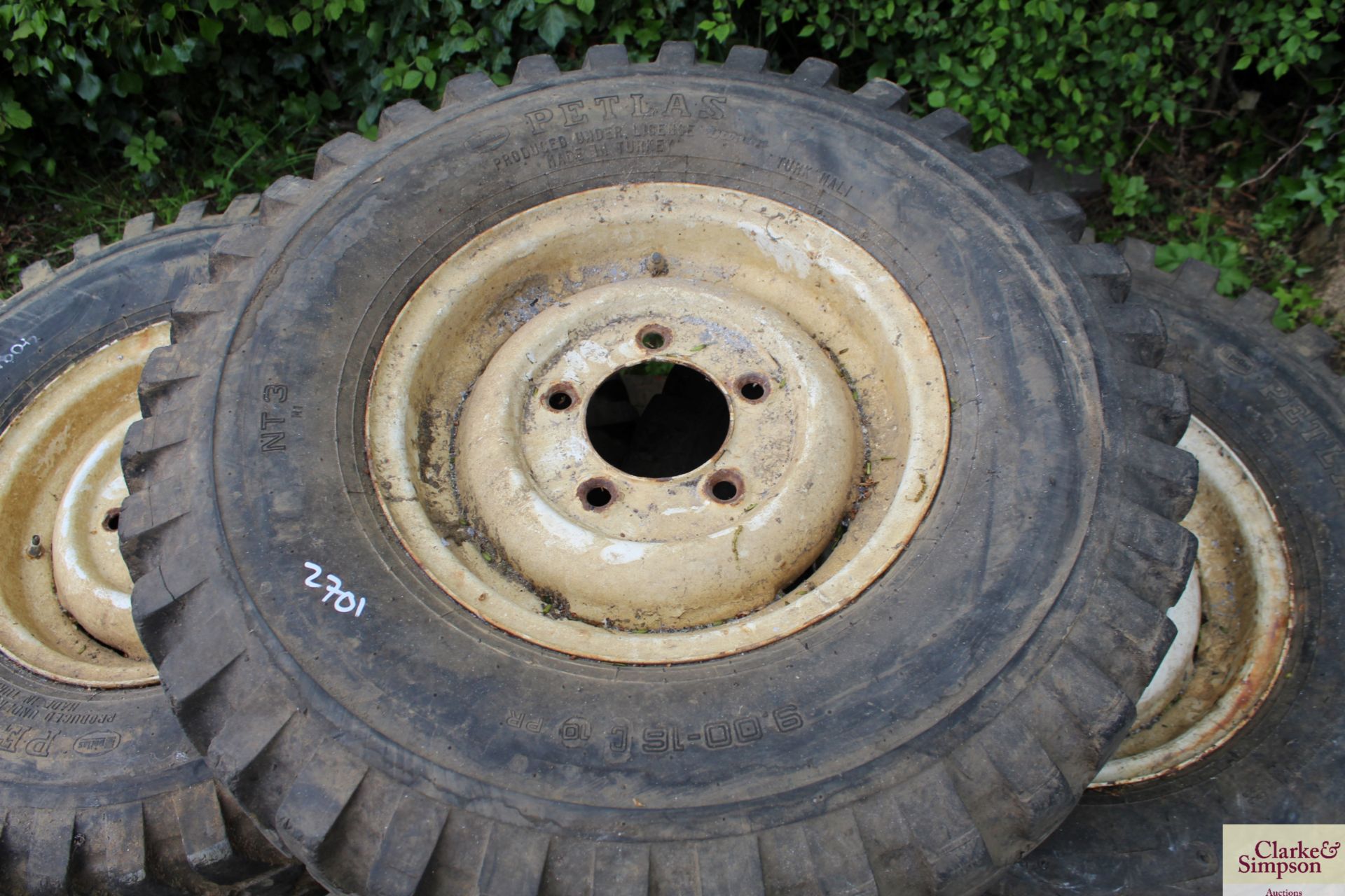 5x Land Rover steel wheels with off-road tyres. - Image 2 of 2