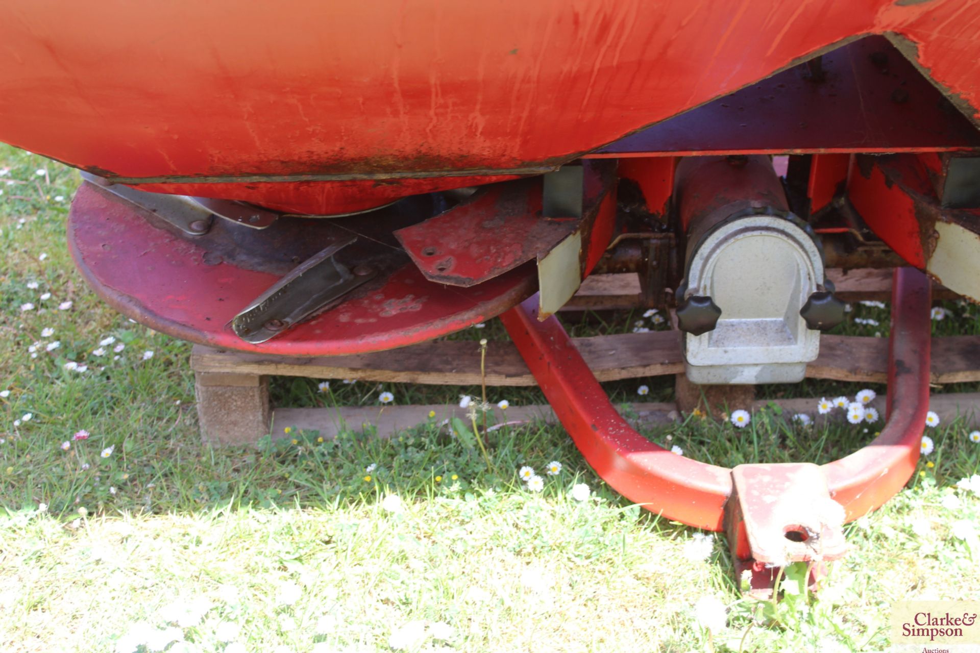 Lely 12m twin disc fertiliser spreader. Serial number 880 0734. Type 23280 0565. Will spread 20m. - Image 3 of 7