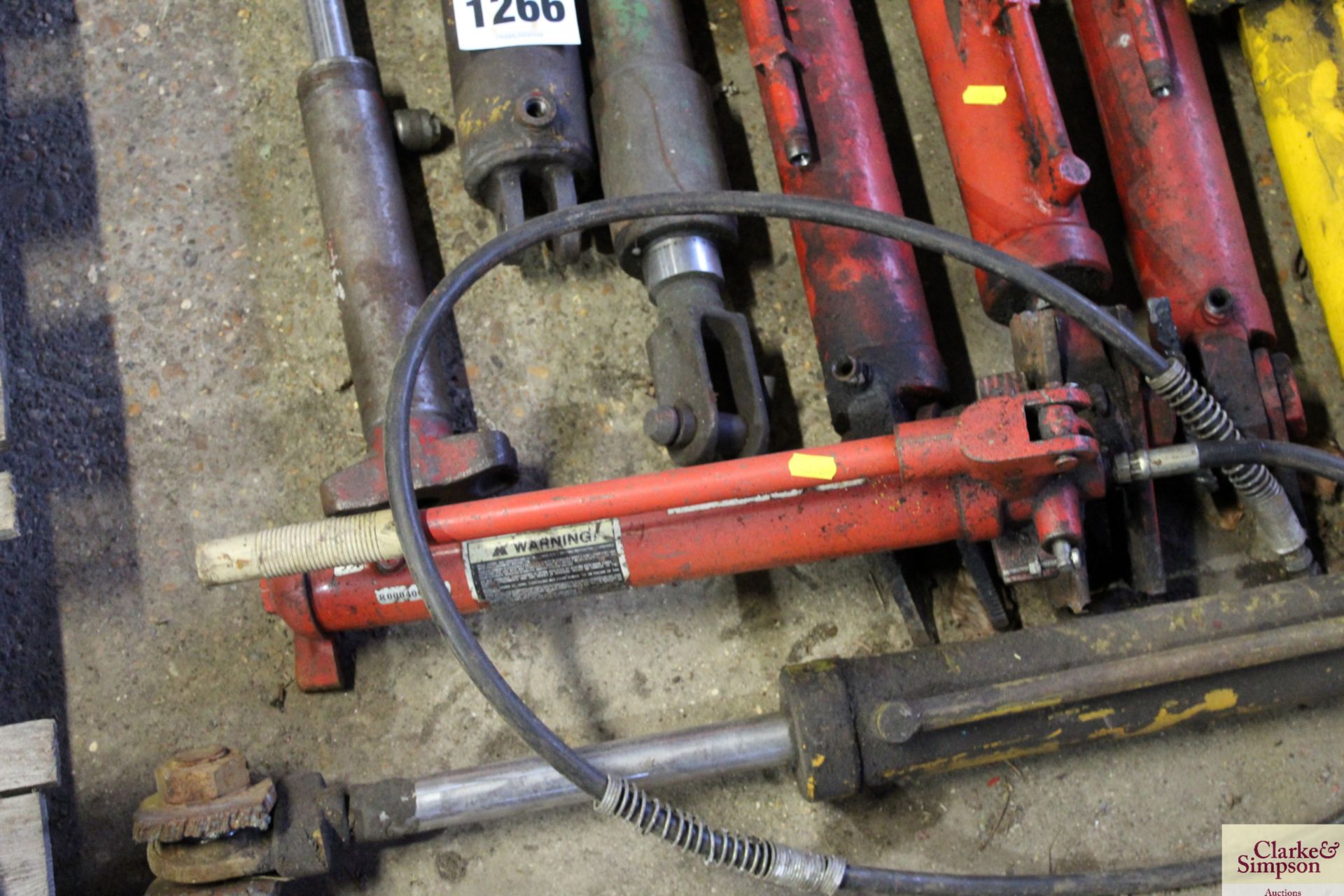 Various hydraulic rams. - Image 3 of 4