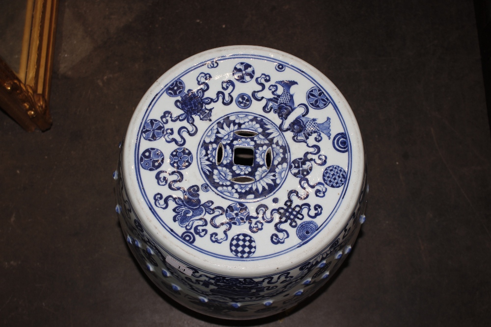 A pair of 18th Century blue and white Chinese ceramic barrel shaped garden seats, decorated - Image 10 of 17