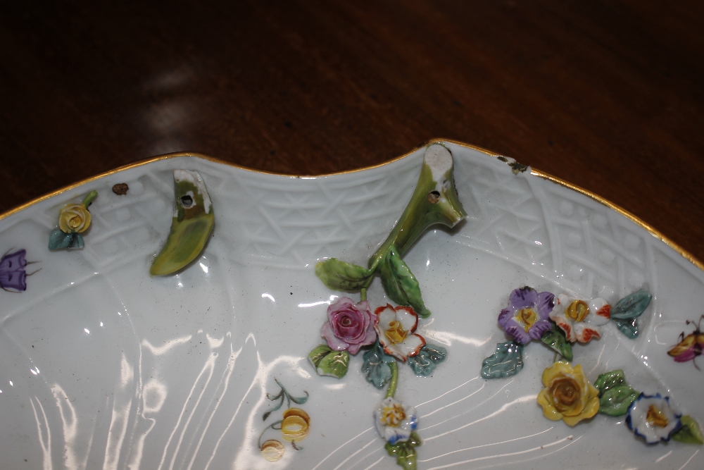 A pair of Meissen leaf shaped dishes, having painted and floral encrusted decoration, heightened - Image 5 of 6