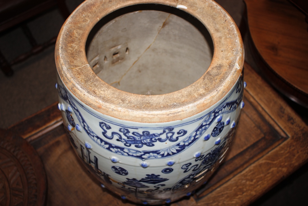 A pair of 18th Century blue and white Chinese ceramic barrel shaped garden seats, decorated - Image 8 of 17