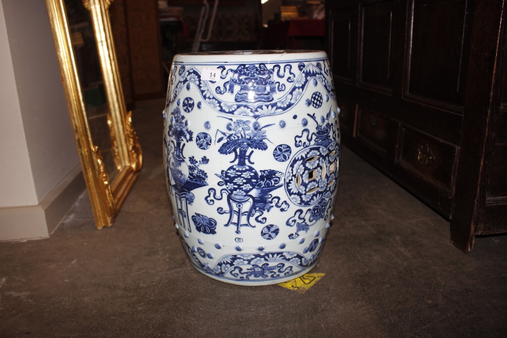 A pair of 18th Century blue and white Chinese ceramic barrel shaped garden seats, decorated - Image 11 of 17